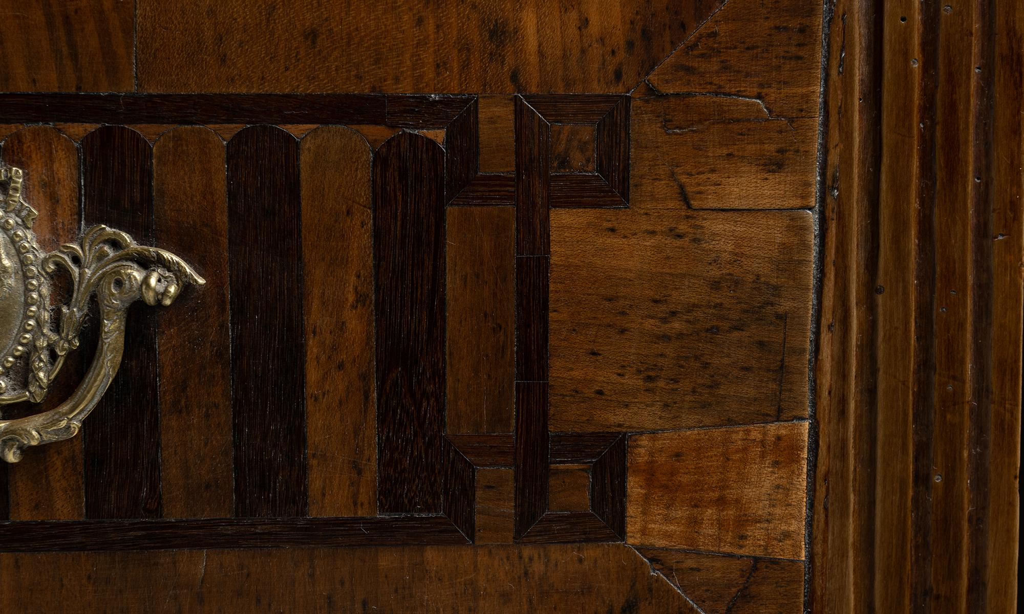 Kommode mit Intarsien, England um 1810 im Zustand „Gut“ im Angebot in Culver City, CA