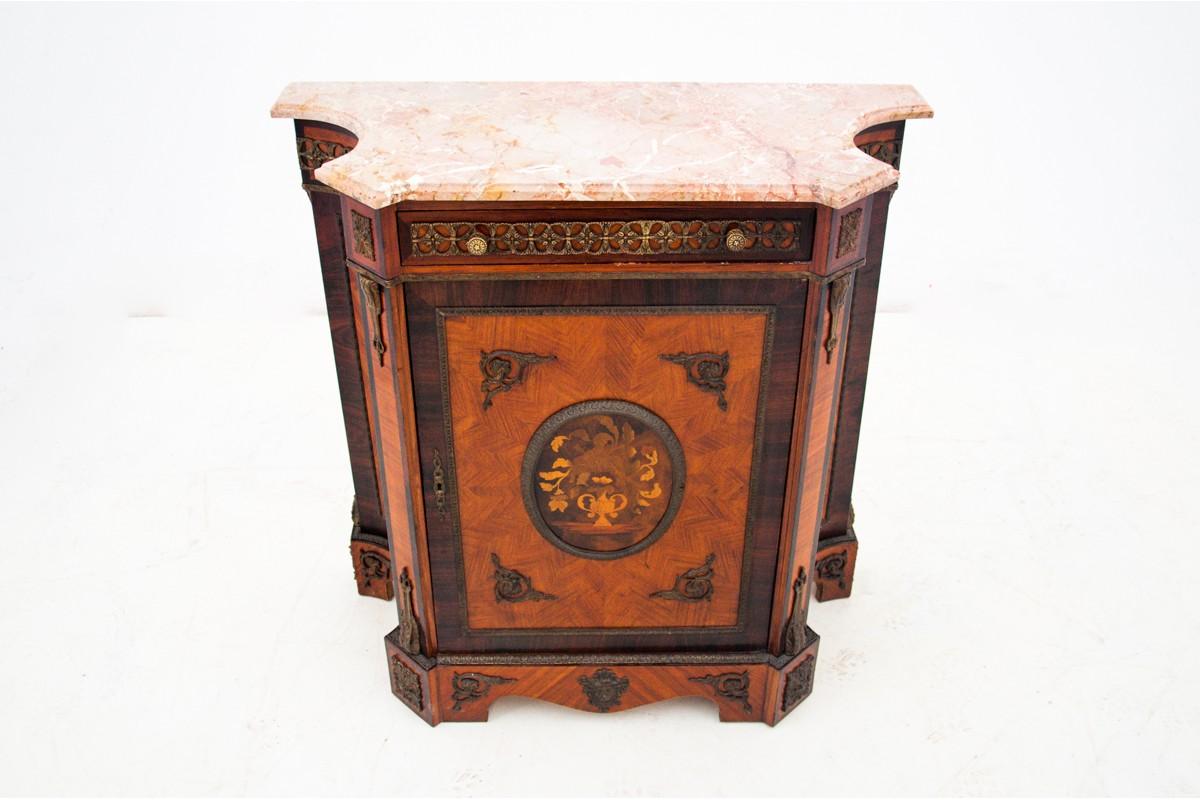 Cassettiera intarsiata, Italia, metà del XIX secolo. Un intarsio classico decora la parte anteriore della cassettiera. Piano di lavoro in marmo nei colori beige e rosa.

In ottime condizioni, dopo la ristrutturazione. L'interno è stato rivestito con