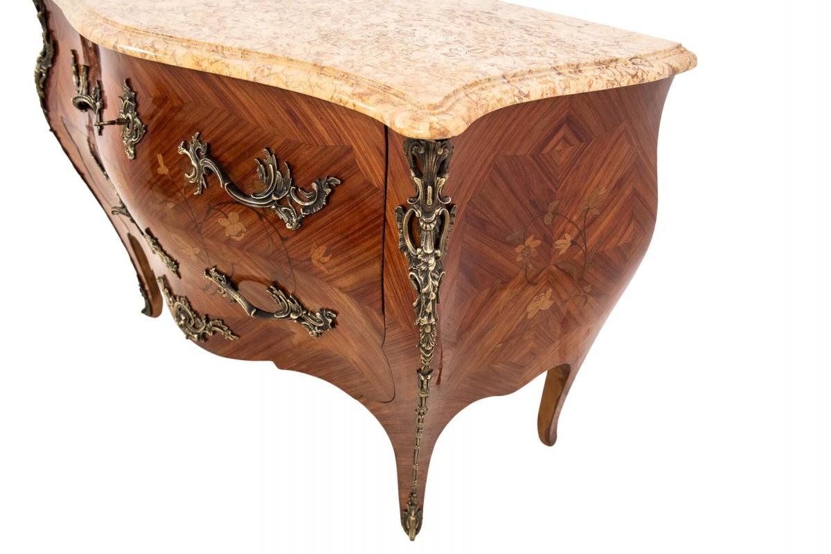 Kommode mit Intarsien und Marmorplatte im Louis-XV-Stil, Frankreich. (18. Jahrhundert und früher) im Angebot
