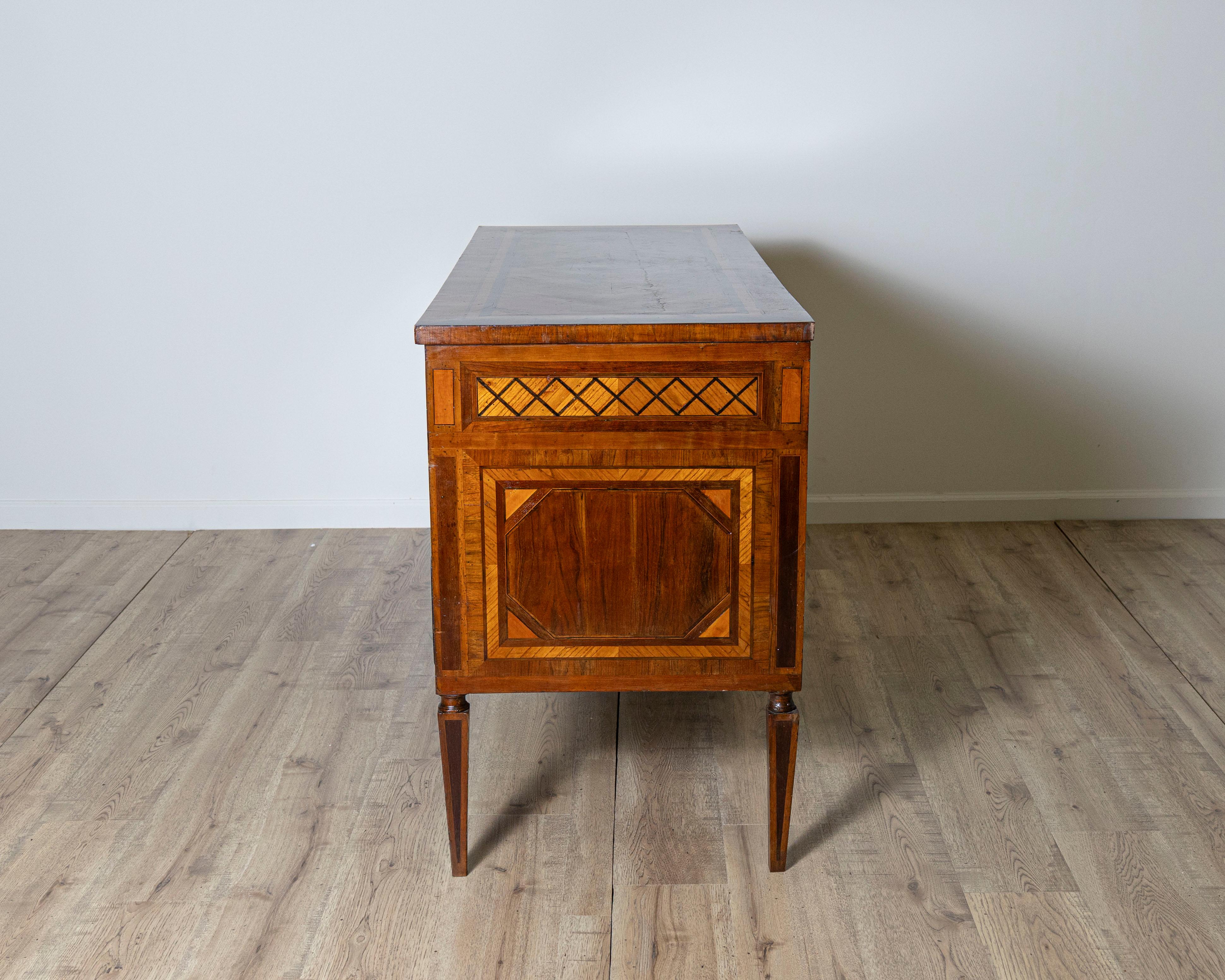 Kommode mit Intarsien, Louis XVI.-Periode im Angebot 1