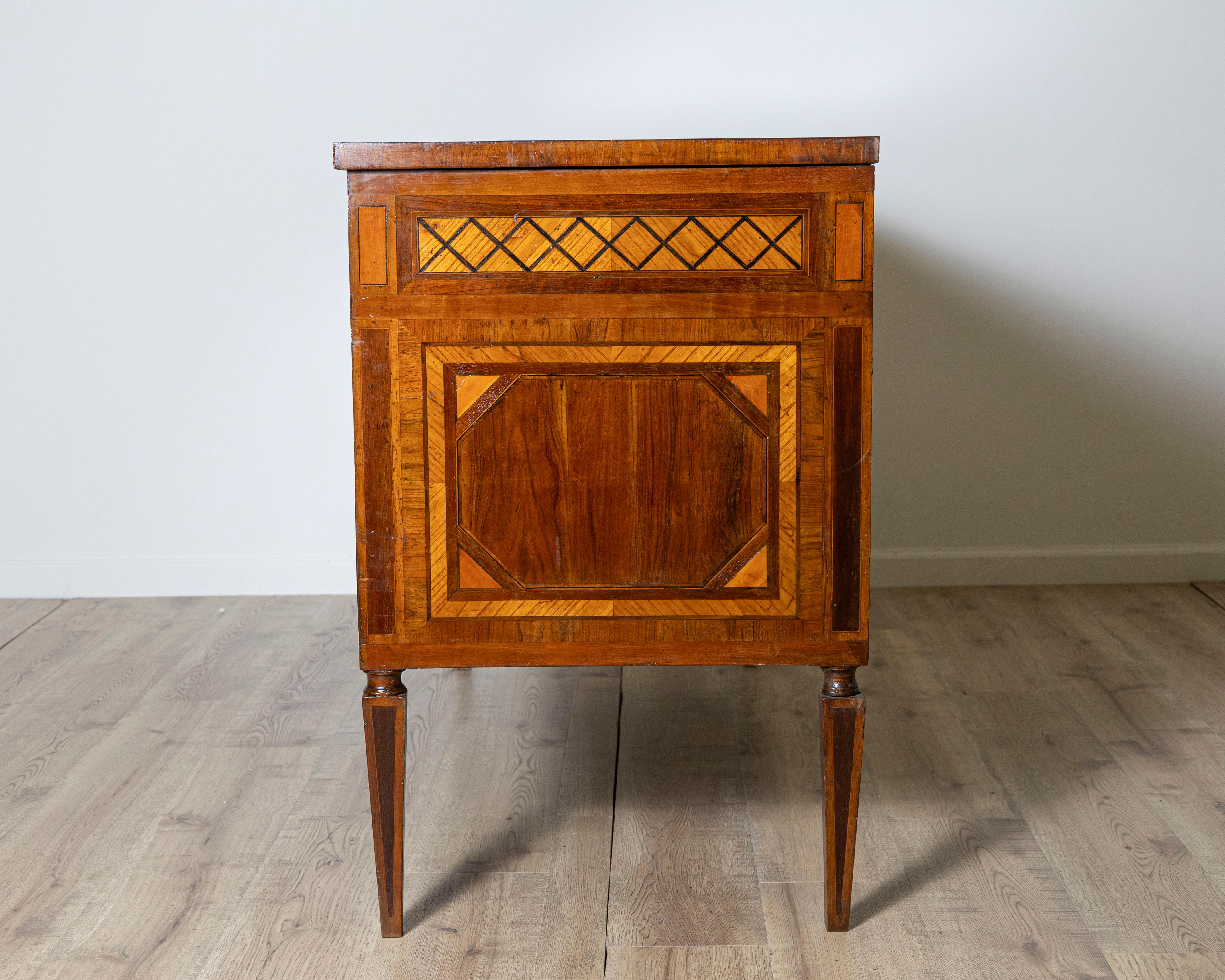 Kommode mit Intarsien, Louis XVI.-Periode im Angebot 2