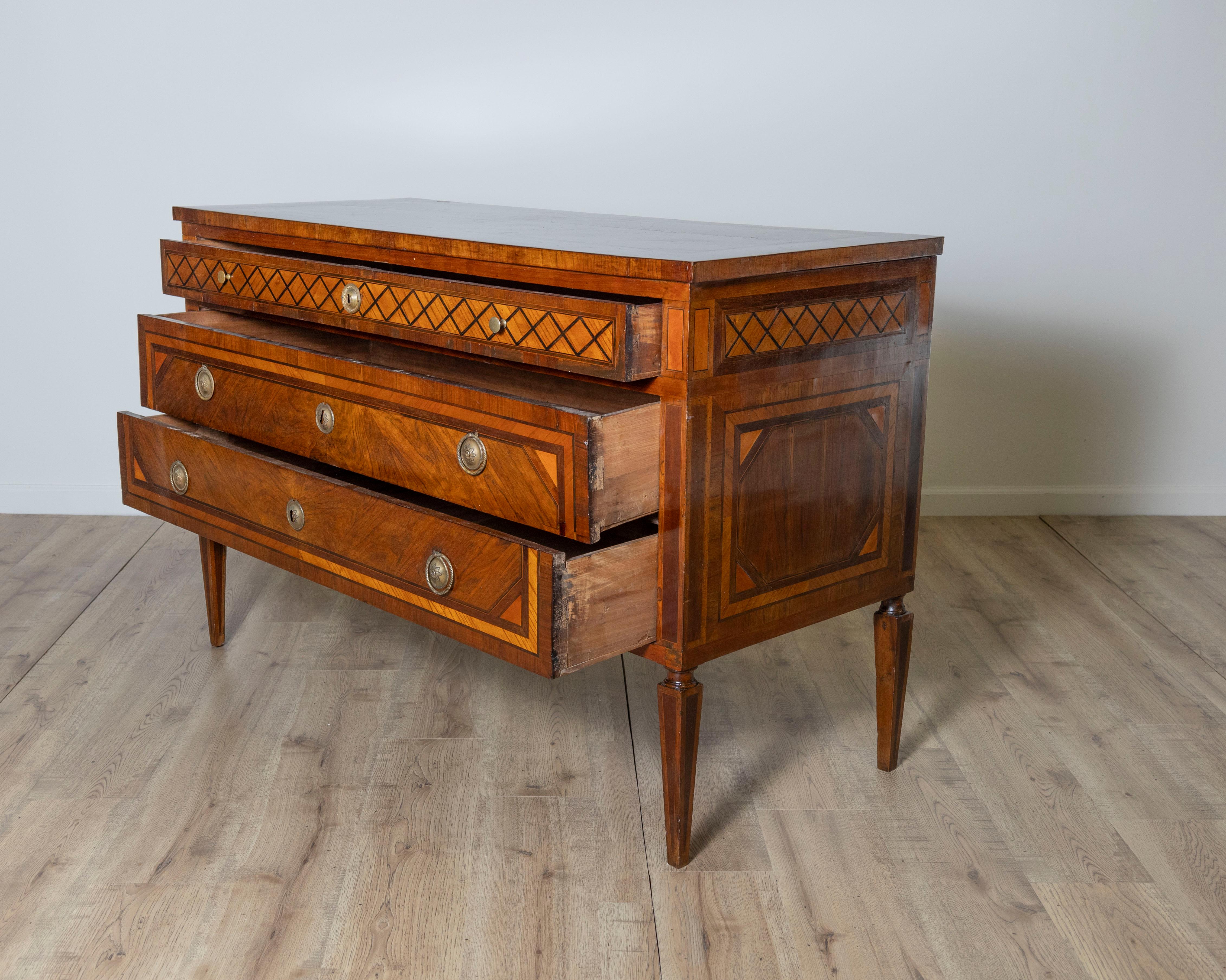 Kommode mit Intarsien, Louis XVI.-Periode im Angebot 3