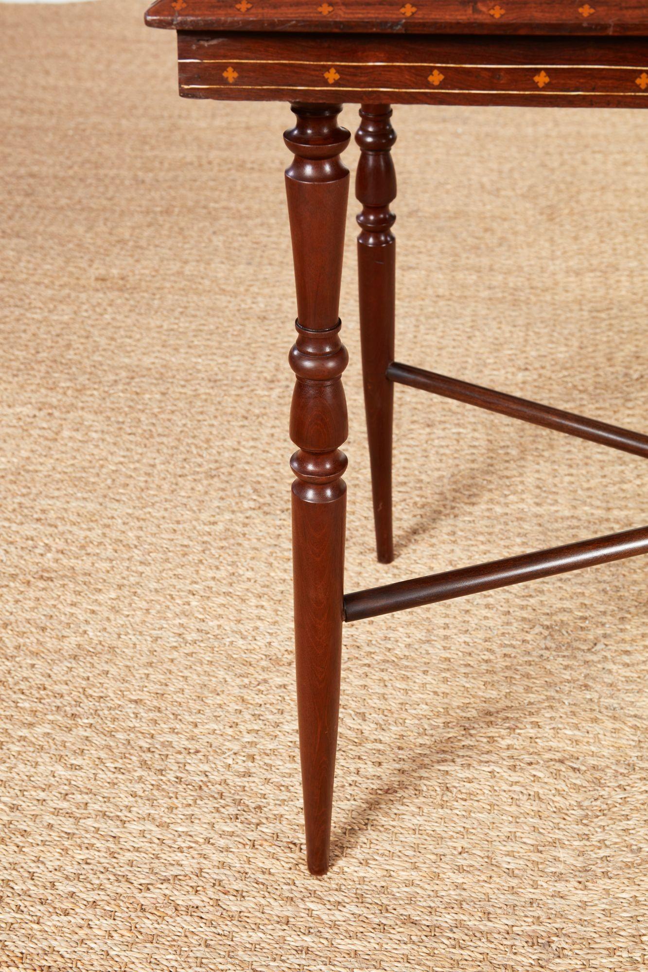 Table à boissons incrustée en vente 3