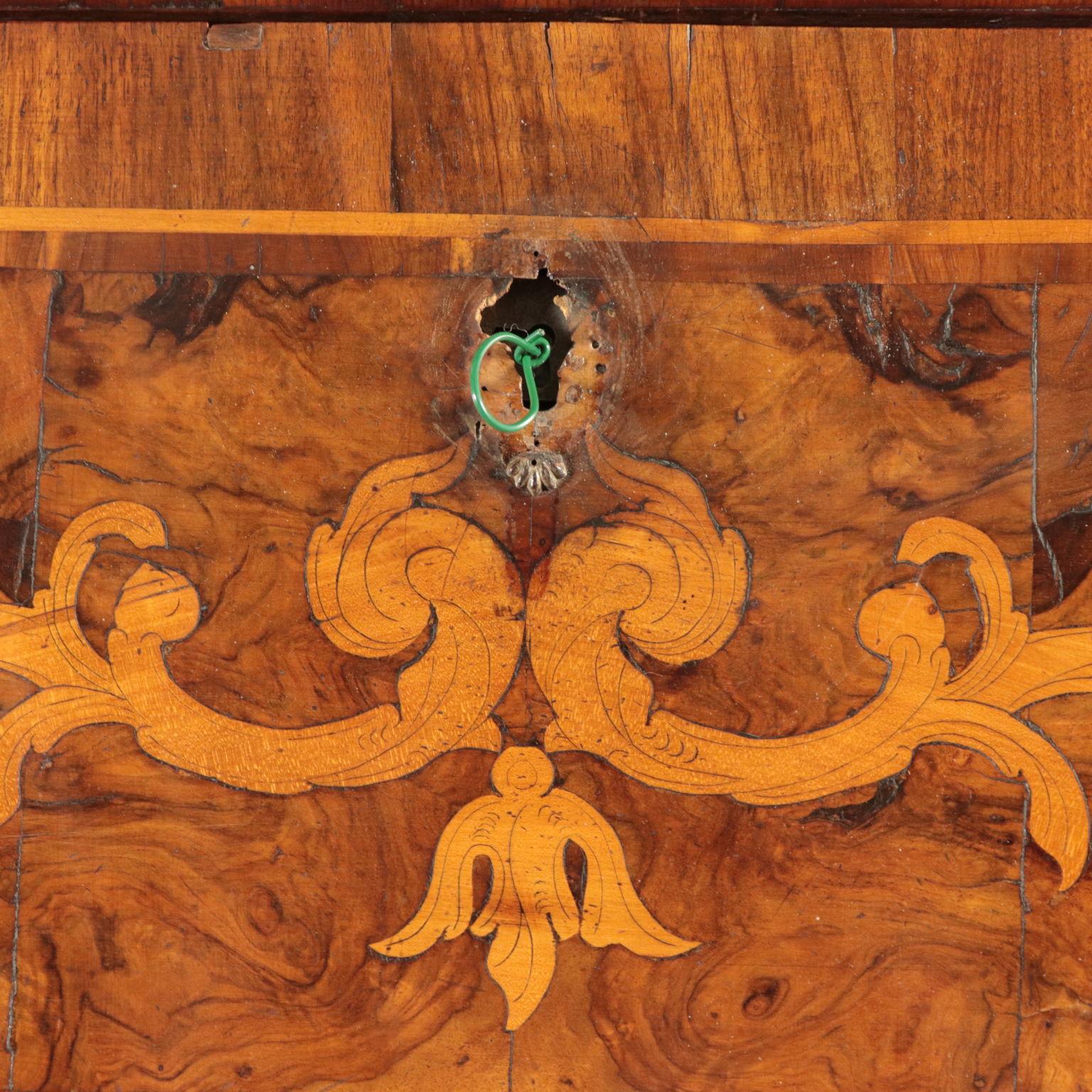 Intarsien aus Nussbaumholz mit blattförmigem Sekretärfurnier, Italien, 18. Jahrhundert im Angebot 1