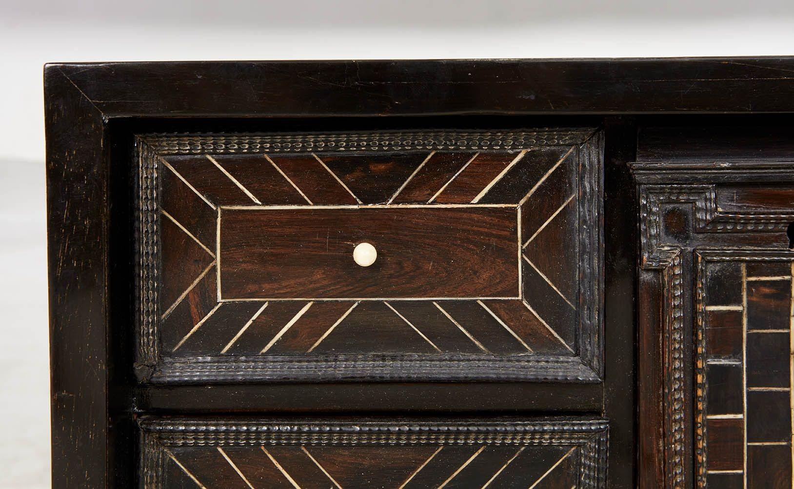 Meuble de table en ébène marqueté en vente 3