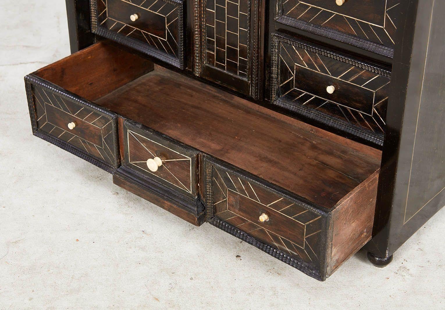 Meuble de table en ébène marqueté en vente 4