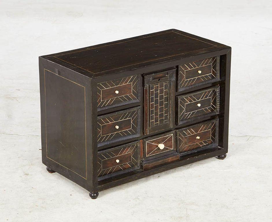 Beau meuble de table du XVIIIe siècle en ébène et os incrusté de motifs géométriques et de lignes sur huit tiroirs avec boutons en os tourné et reposant sur des pieds en ébène tourné. Italien, vers 1720. Décoratif et sophistiqué. Utile pour les