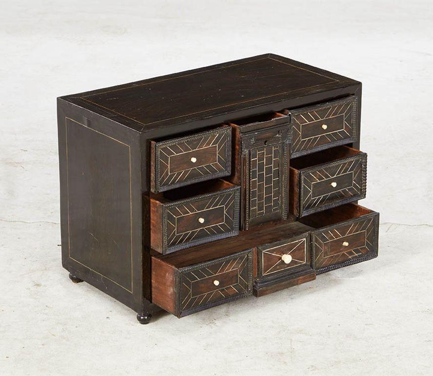 Baroque Meuble de table en ébène marqueté en vente