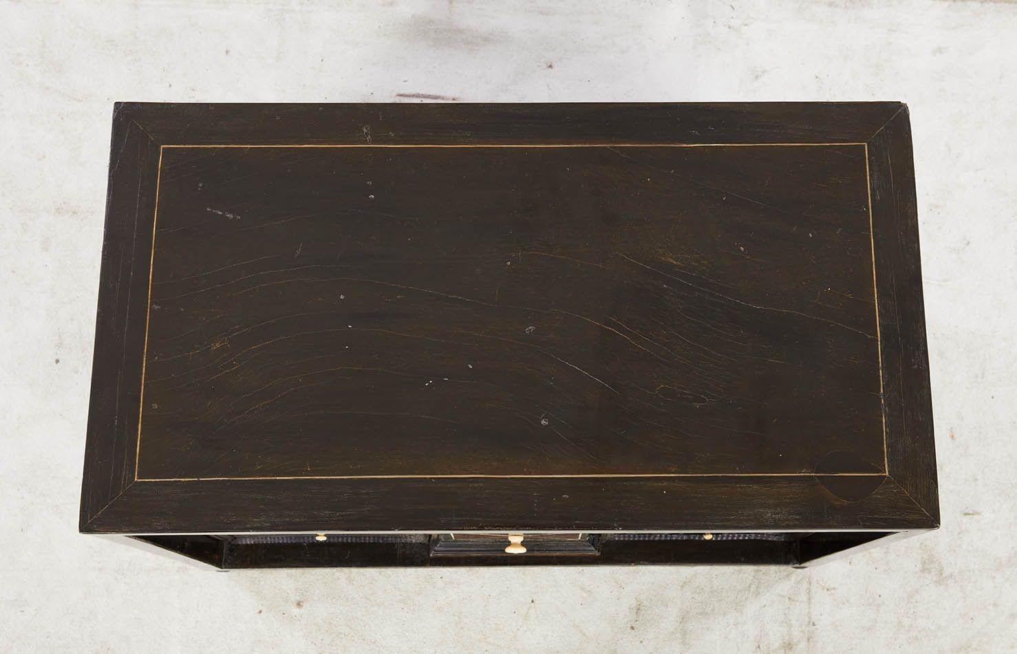 XVIIIe siècle Meuble de table en ébène marqueté en vente