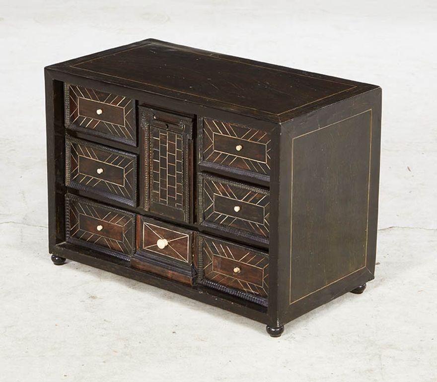 Os Meuble de table en ébène marqueté en vente