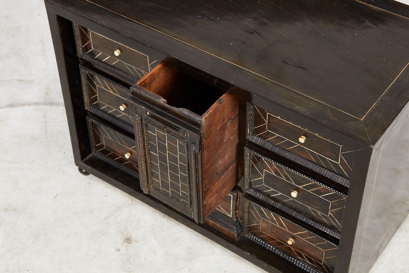 Meuble de table en ébène marqueté en vente 1