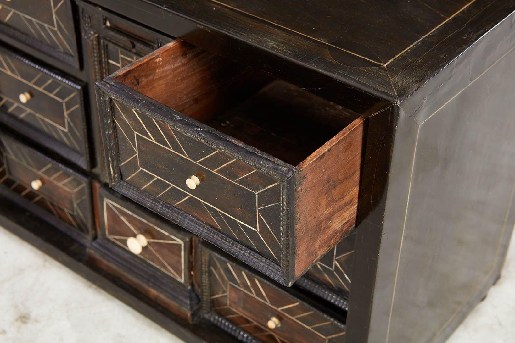 Meuble de table en ébène marqueté en vente 2