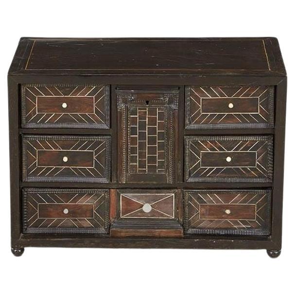 Mueble de mesa con incrustaciones de ébano