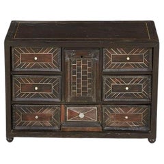 Mueble de mesa con incrustaciones de ébano