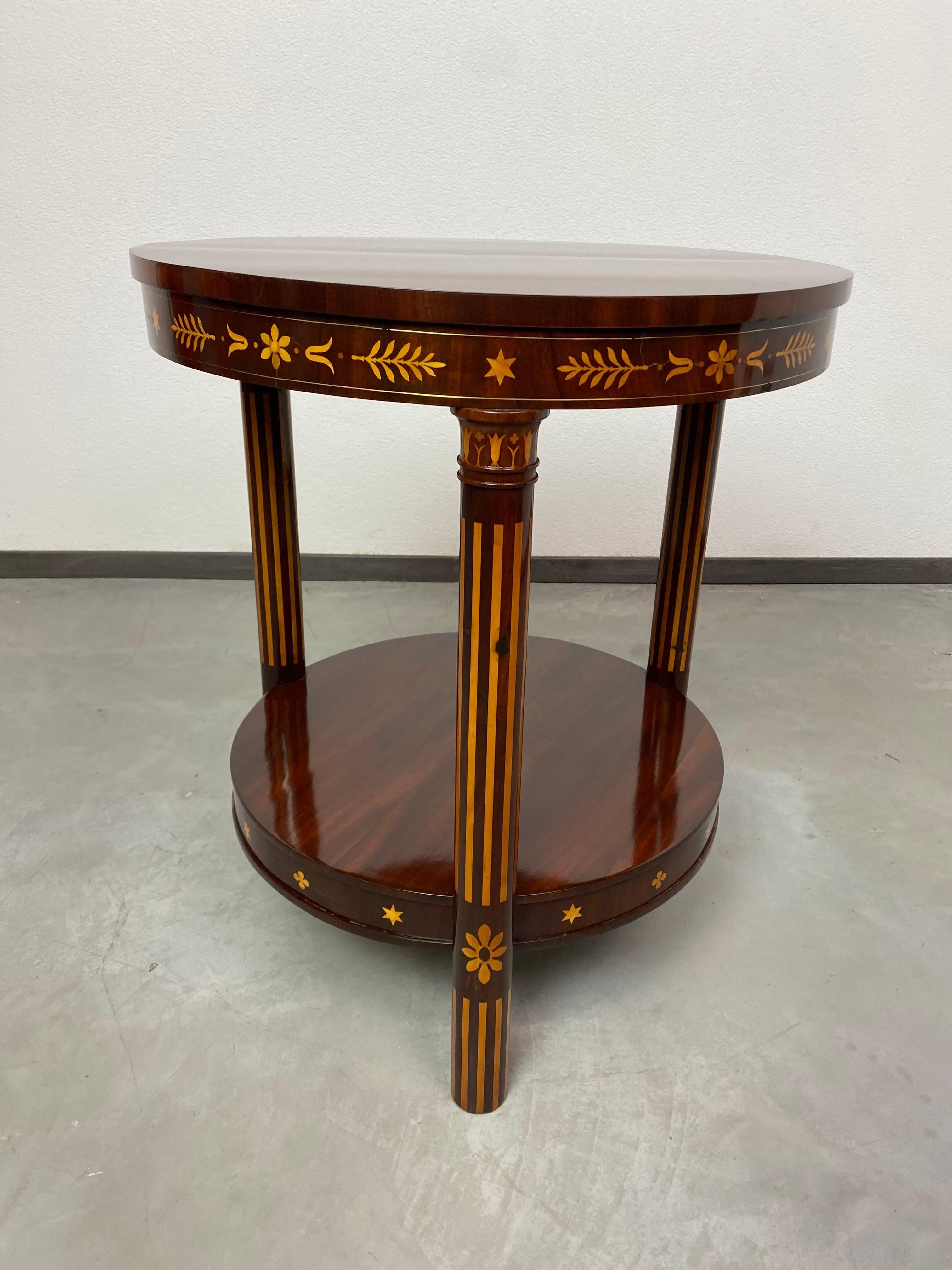 Table d'appoint empire marquetée circa 1800 Excellent état - En vente à Banská Štiavnica, SK