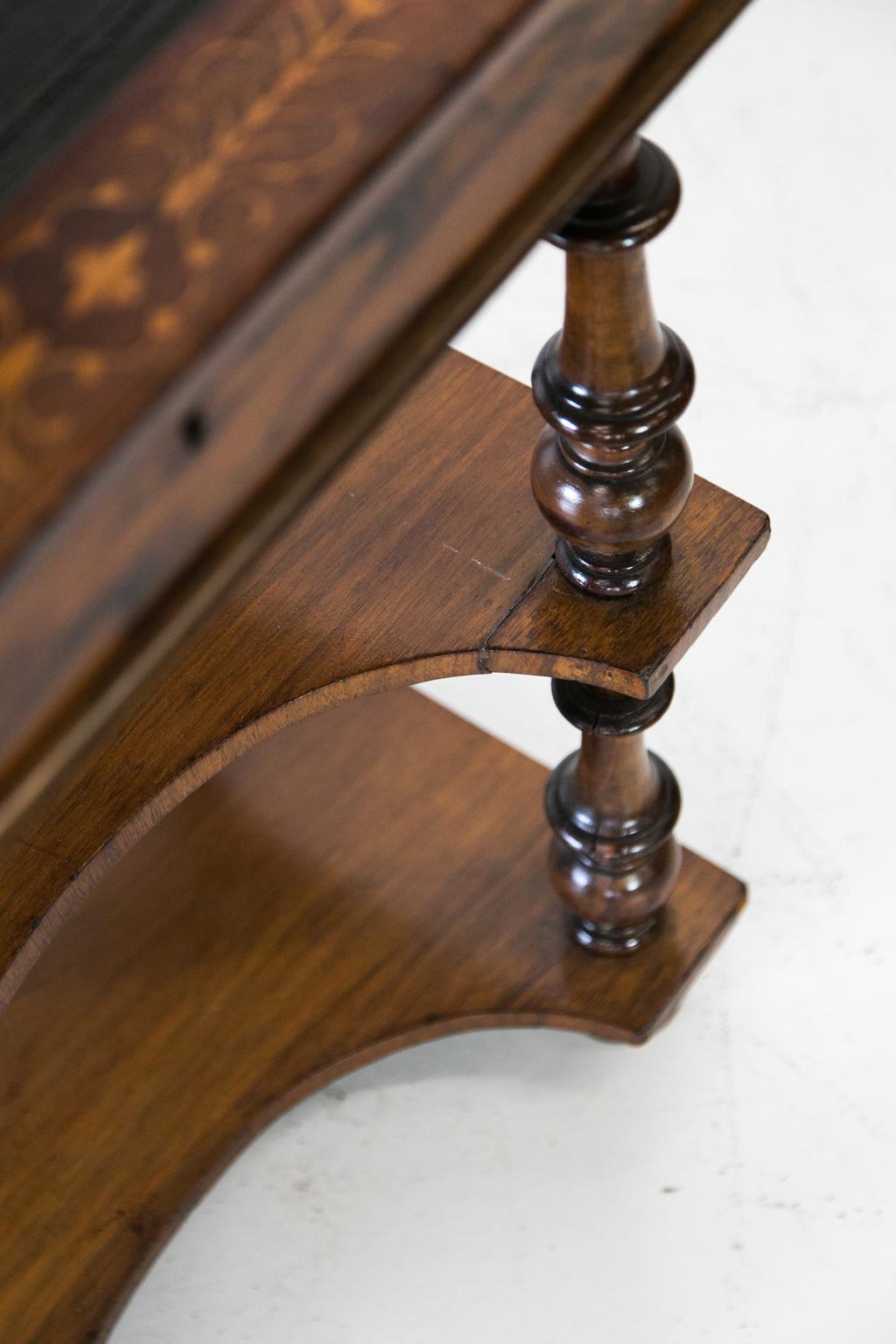 Schreibtisch mit schräger Platte aus englischem Nussbaumholz mit Intarsien im Angebot 3