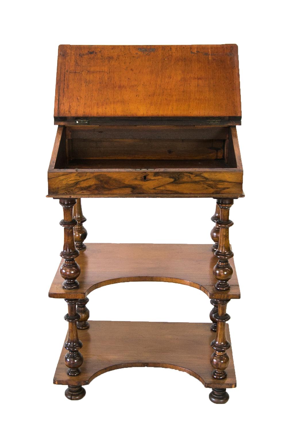Schreibtisch mit schräger Platte aus englischem Nussbaumholz mit Intarsien (Englisch) im Angebot