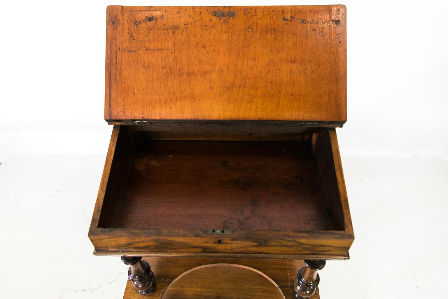 Schreibtisch mit schräger Platte aus englischem Nussbaumholz mit Intarsien im Zustand „Gut“ im Angebot in Wilson, NC