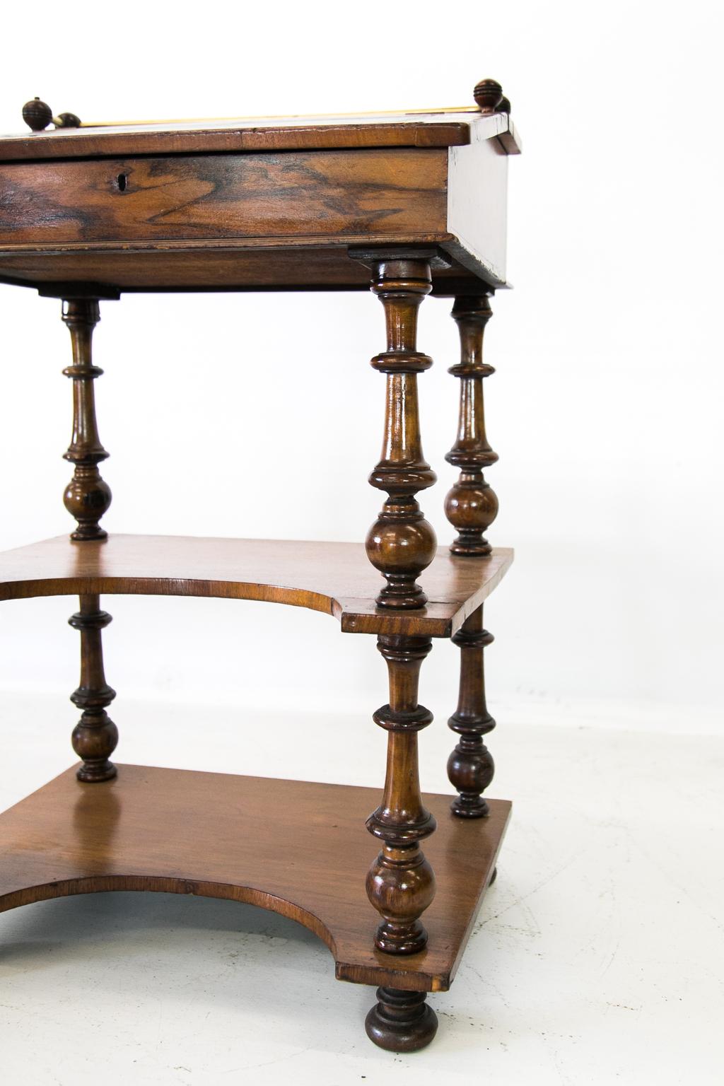 Schreibtisch mit schräger Platte aus englischem Nussbaumholz mit Intarsien (Mittleres 19. Jahrhundert) im Angebot
