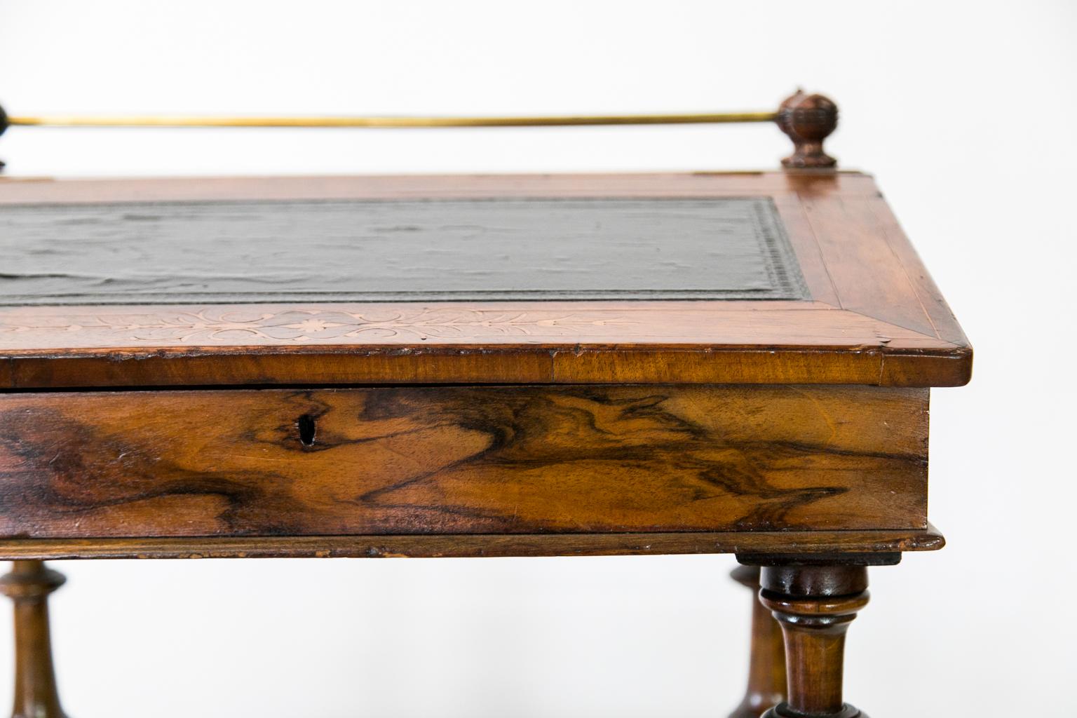 Schreibtisch mit schräger Platte aus englischem Nussbaumholz mit Intarsien (Leder) im Angebot