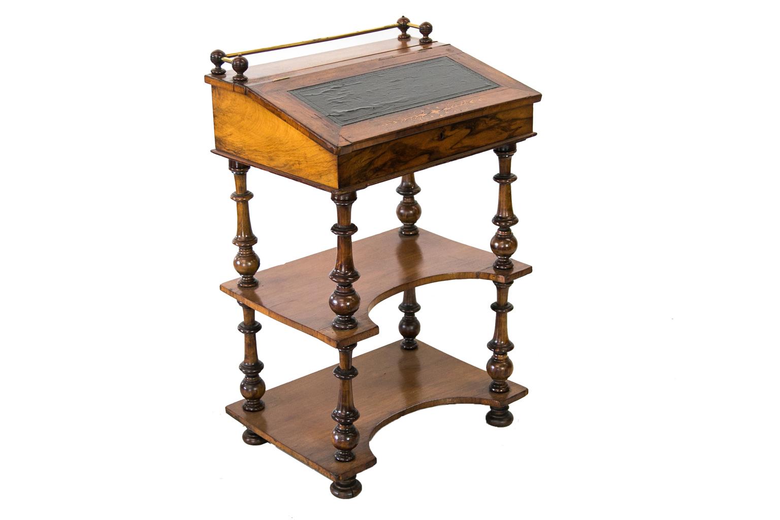 Schreibtisch mit schräger Platte aus englischem Nussbaumholz mit Intarsien im Angebot 1