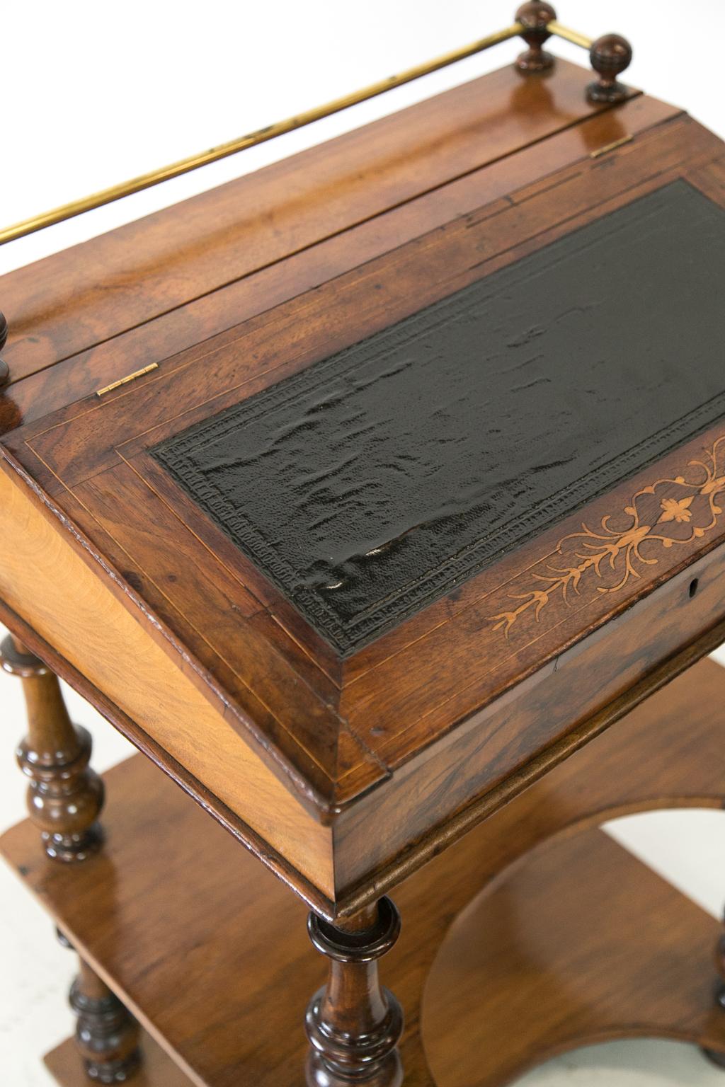 Schreibtisch mit schräger Platte aus englischem Nussbaumholz mit Intarsien im Angebot 2