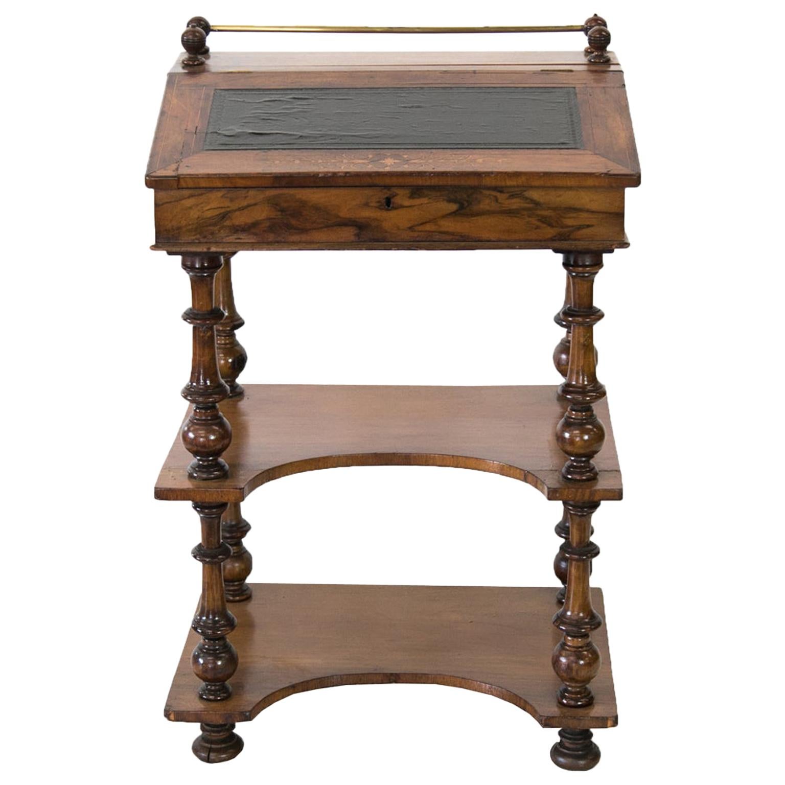 Schreibtisch mit schräger Platte aus englischem Nussbaumholz mit Intarsien im Angebot