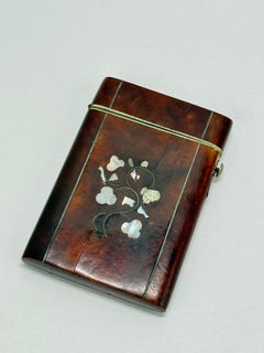 Tarjetero con incrustaciones de carey y nácar con motivos florales