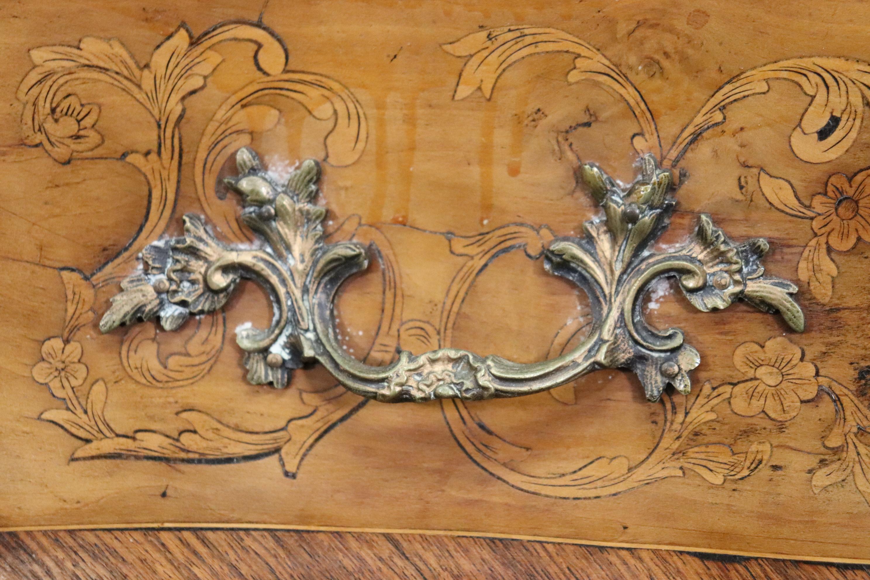 Kommode mit Intarsien aus gemasertem Walnussholz und Marmorplatte im Louis-XV-Stil im Angebot 8