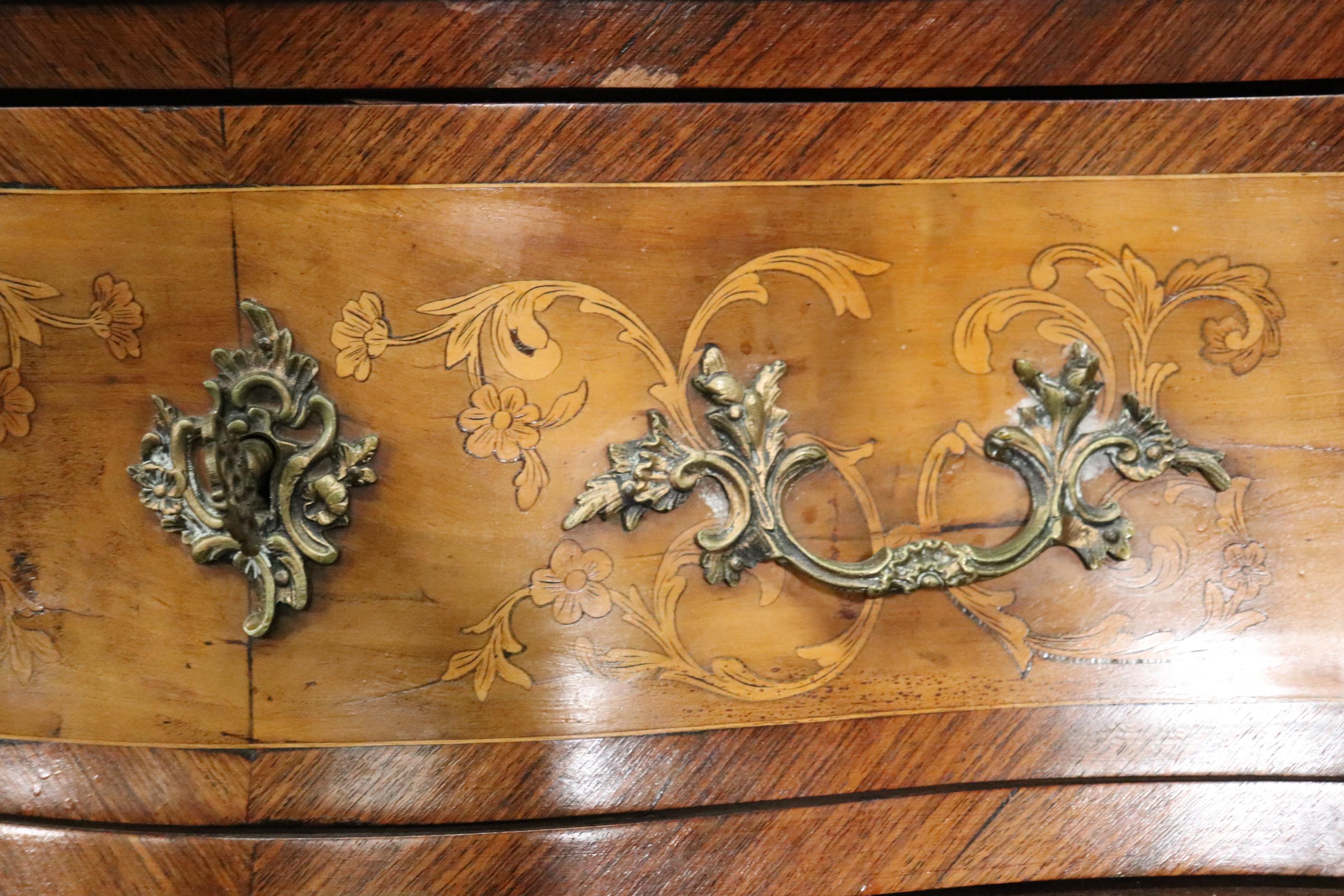 Kommode mit Intarsien aus gemasertem Walnussholz und Marmorplatte im Louis-XV-Stil im Angebot 9