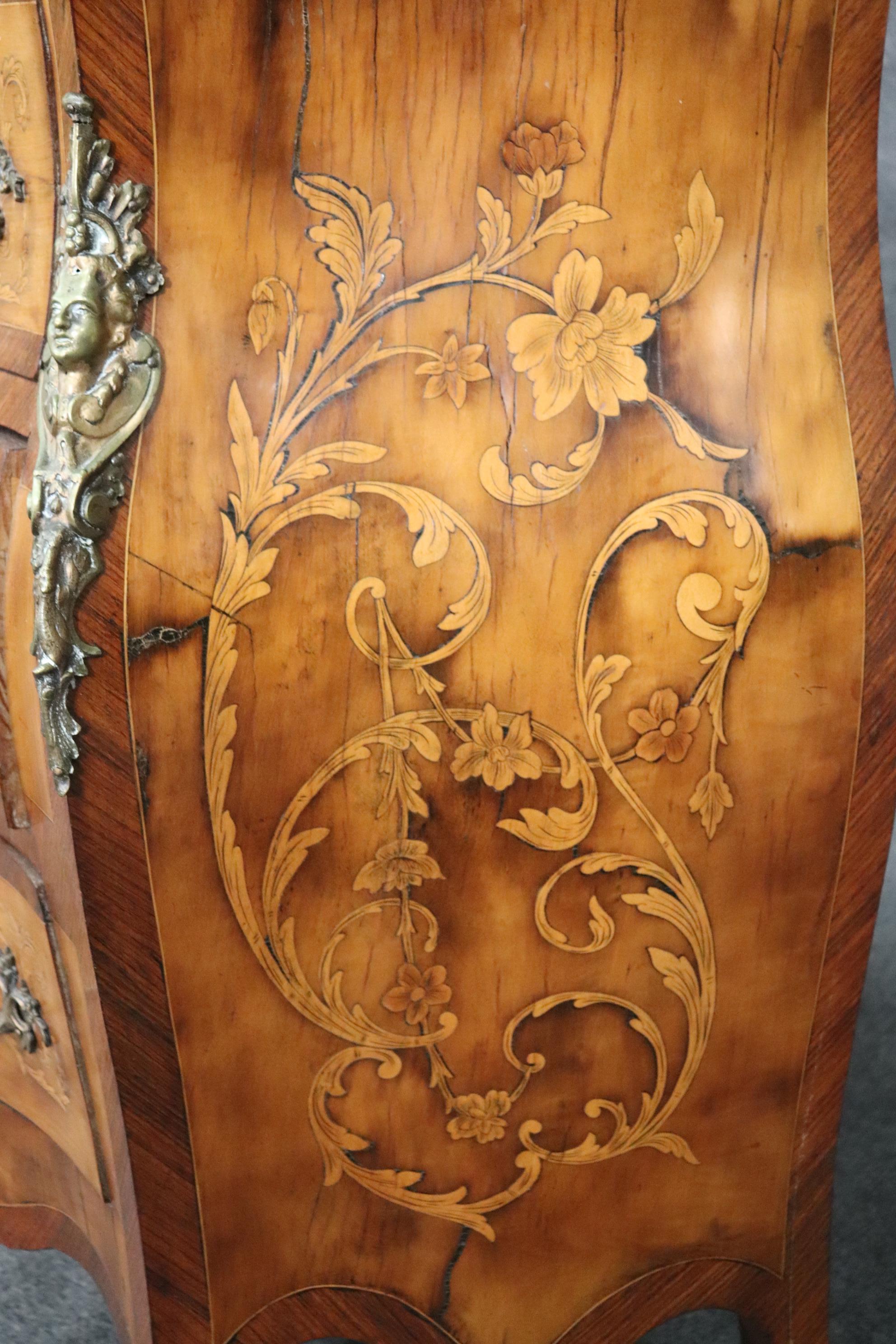 Kommode mit Intarsien aus gemasertem Walnussholz und Marmorplatte im Louis-XV-Stil im Angebot 12