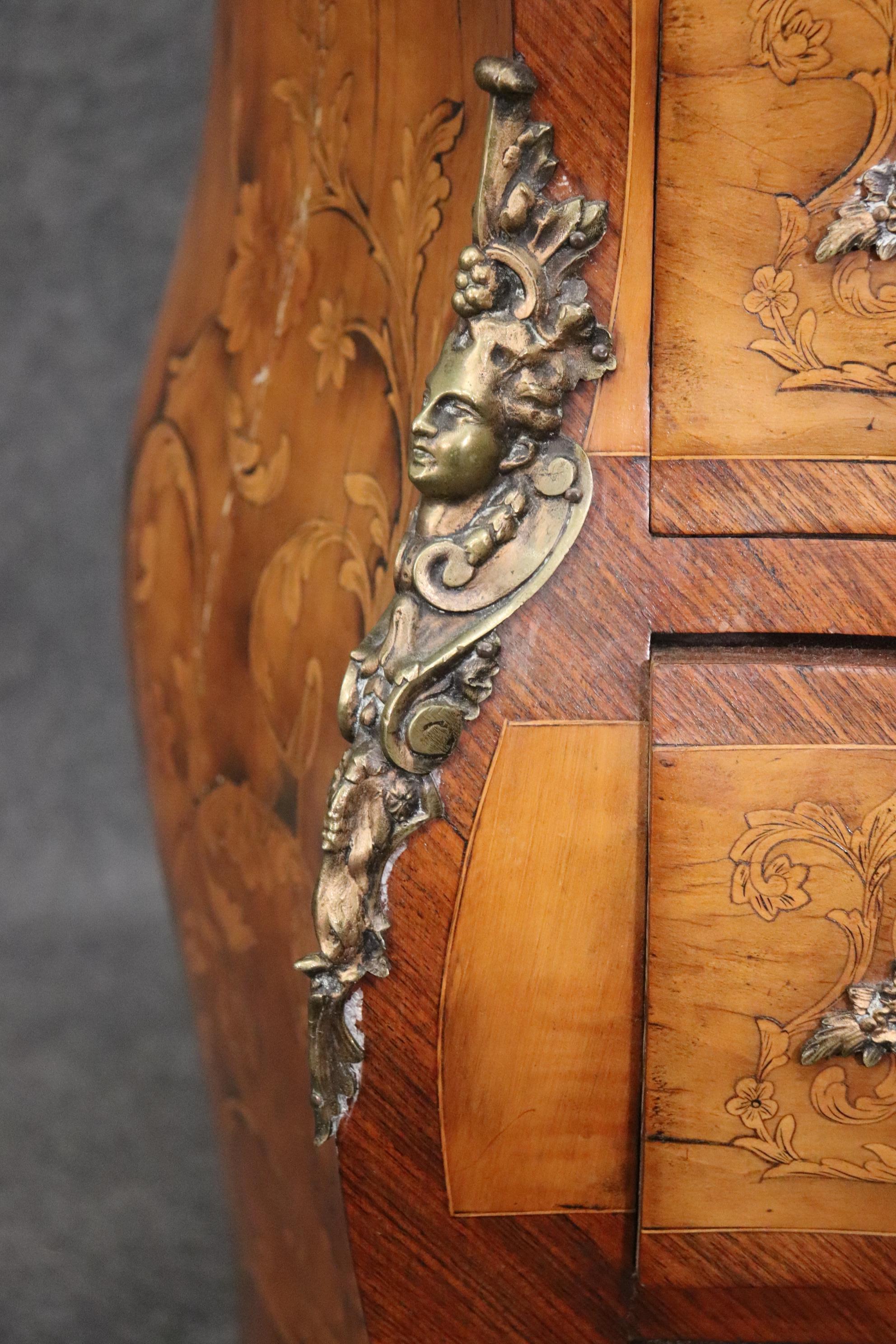 Kommode mit Intarsien aus gemasertem Walnussholz und Marmorplatte im Louis-XV-Stil im Zustand „Gut“ im Angebot in Swedesboro, NJ