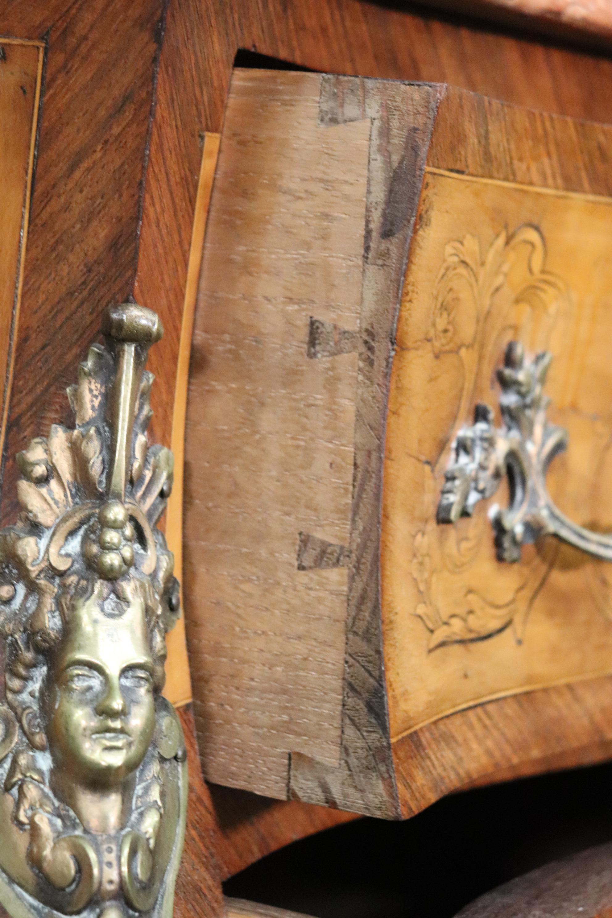 Kommode mit Intarsien aus gemasertem Walnussholz und Marmorplatte im Louis-XV-Stil (Bronze) im Angebot