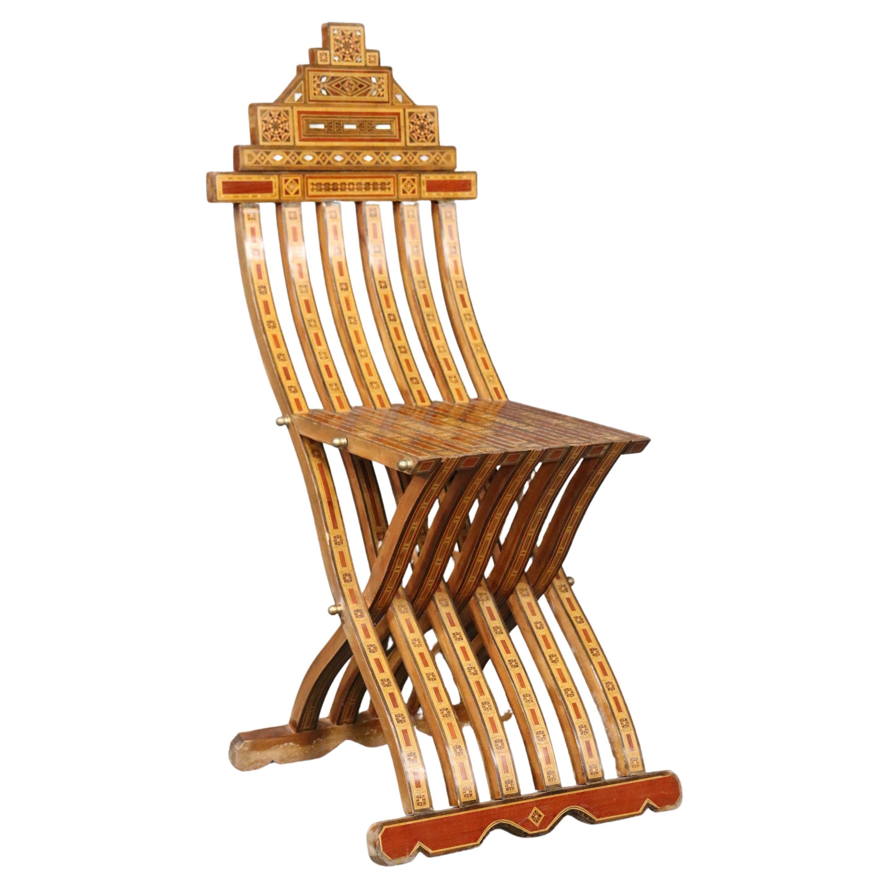 Silla decorativa siria plegable con incrustaciones