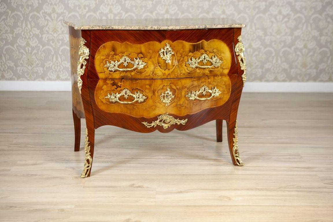 Commode in stile francese del XVIII/XIX secolo con piano in granito

Questo pezzo è un mobile a forma di bombe in stile francese. Il corpo del mobile presenta due cassetti, sormontati da un piano in granito a forma di onda. La parte anteriore e i