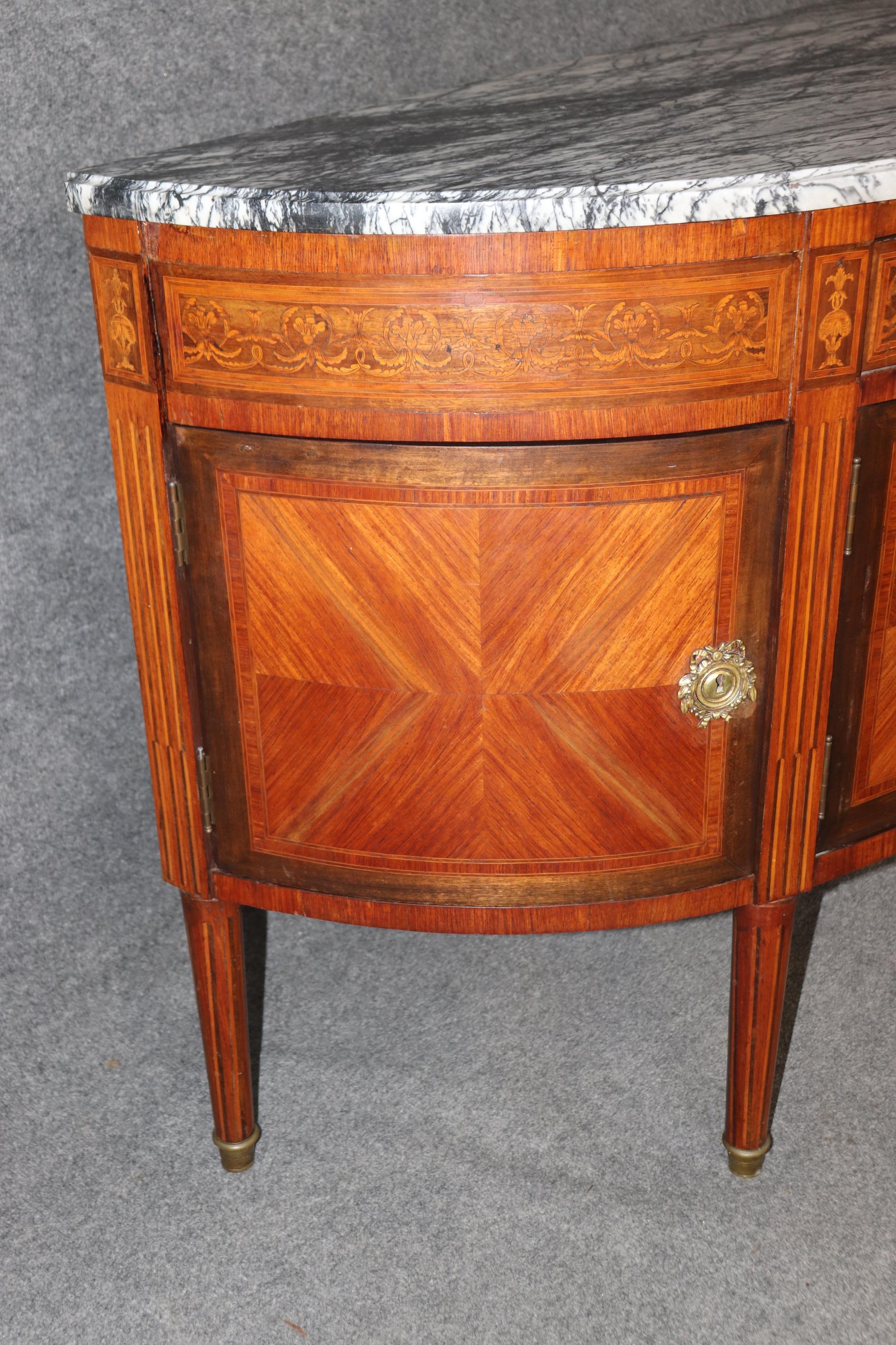 Commode Demilune en noyer français marqueté Dessus en marbre français Louis XVI Sideboard en vente 4