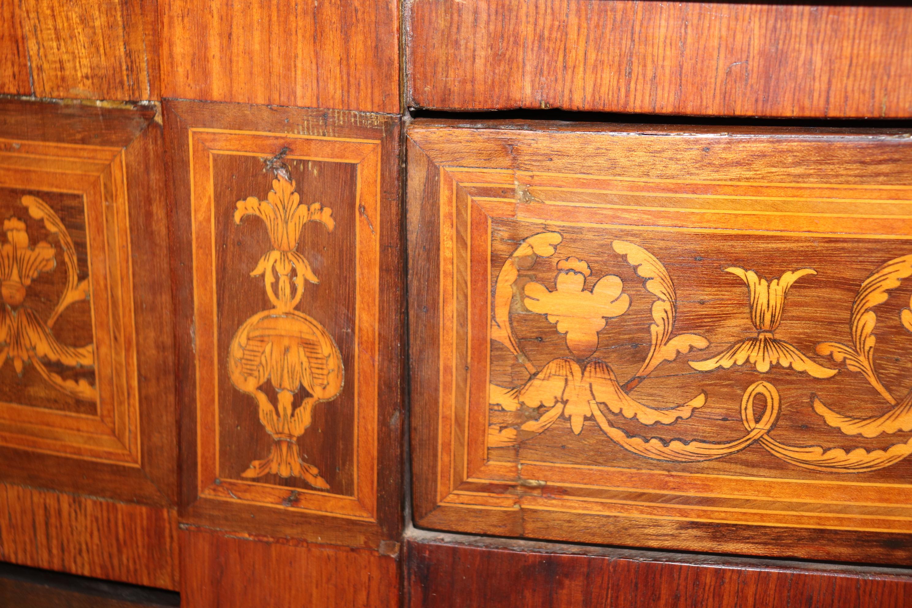 Commode Demilune en noyer français marqueté Dessus en marbre français Louis XVI Sideboard en vente 5