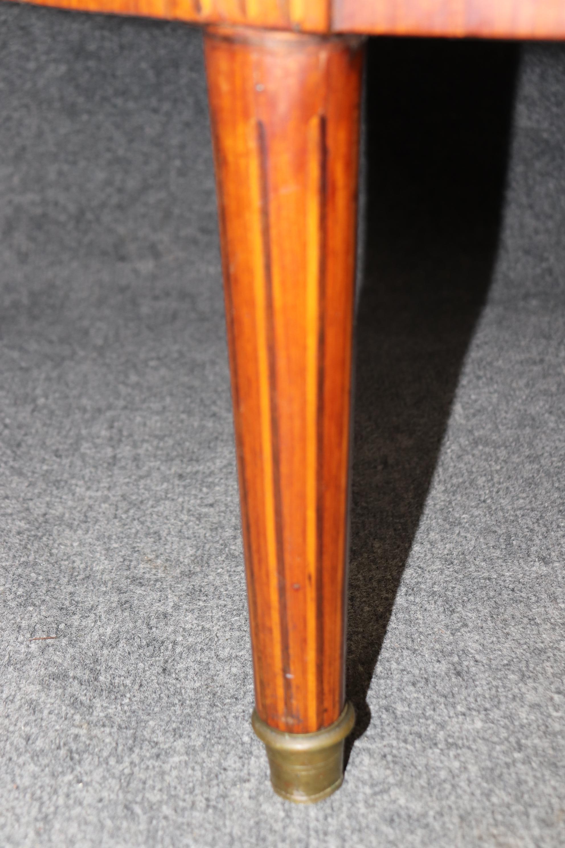 Commode Demilune en noyer français marqueté Dessus en marbre français Louis XVI Sideboard en vente 6