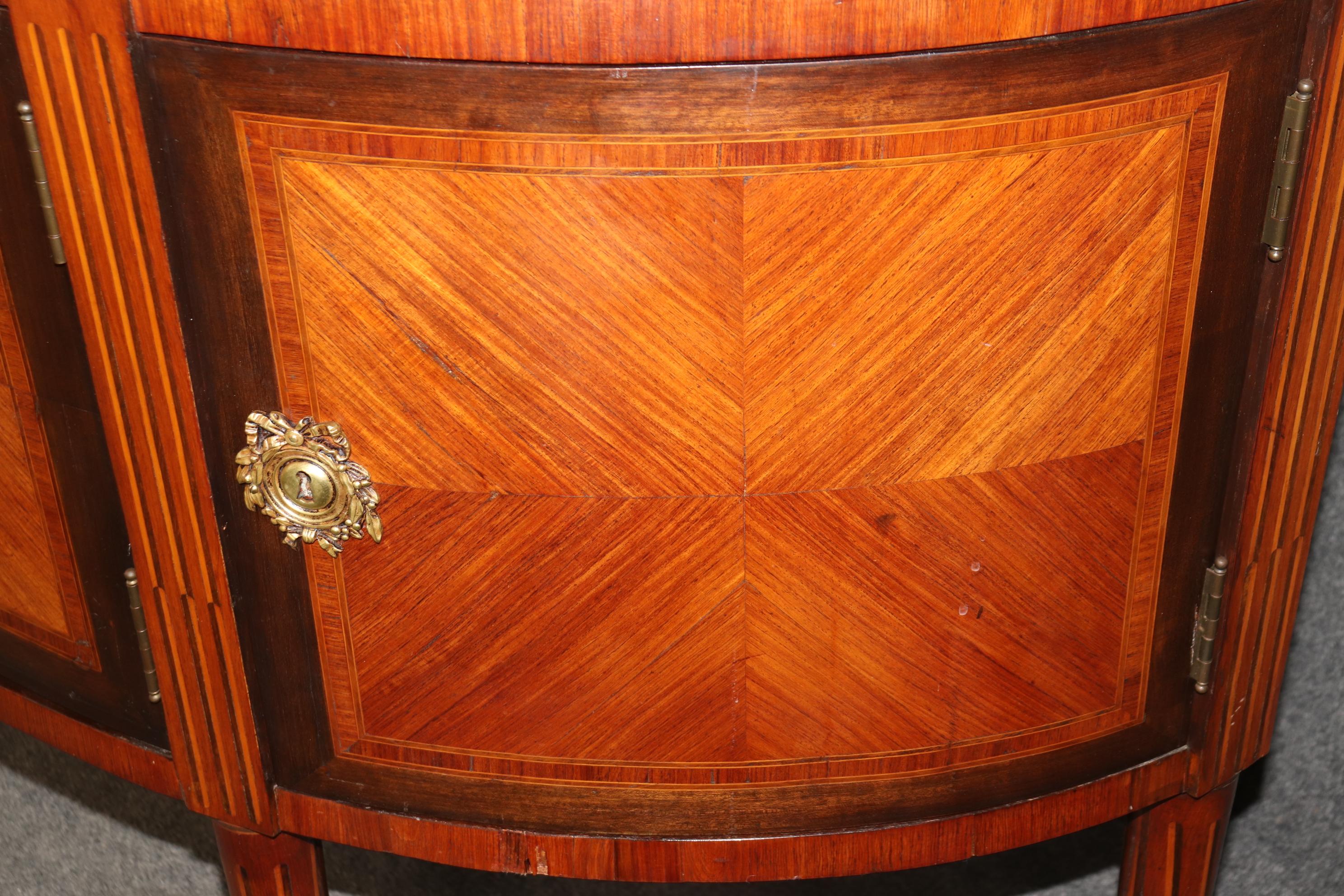 Commode Demilune en noyer français marqueté Dessus en marbre français Louis XVI Sideboard en vente 9