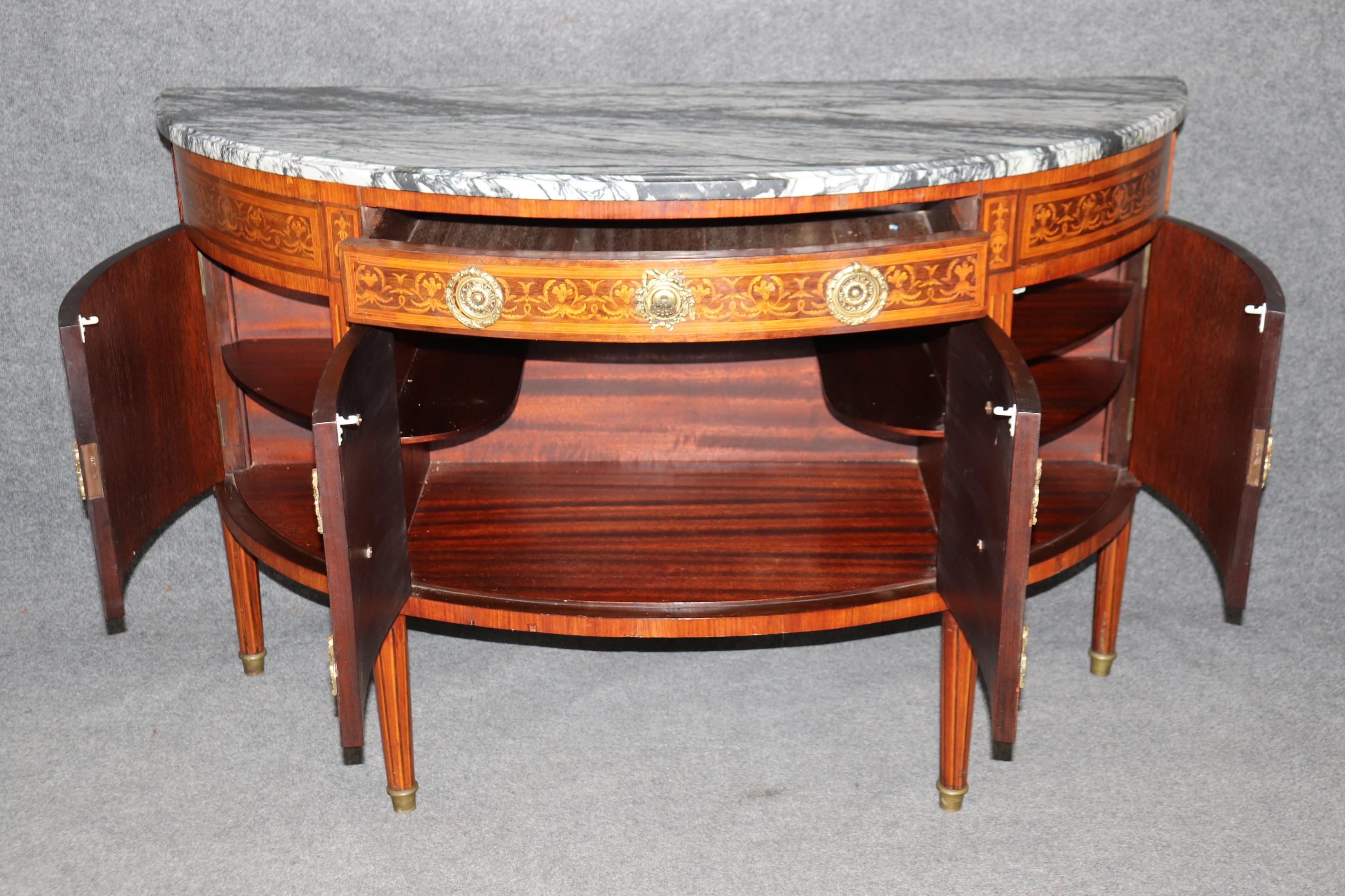 Il s'agit d'un superbe buffet en noyer incrusté et marbre. Le buffet date des années 1870 et présente une merveilleuse patine et de superbes ferrures en laiton et en bronze. L'étui est en bon état avec des signes mineurs d'âge et d'usure et est en