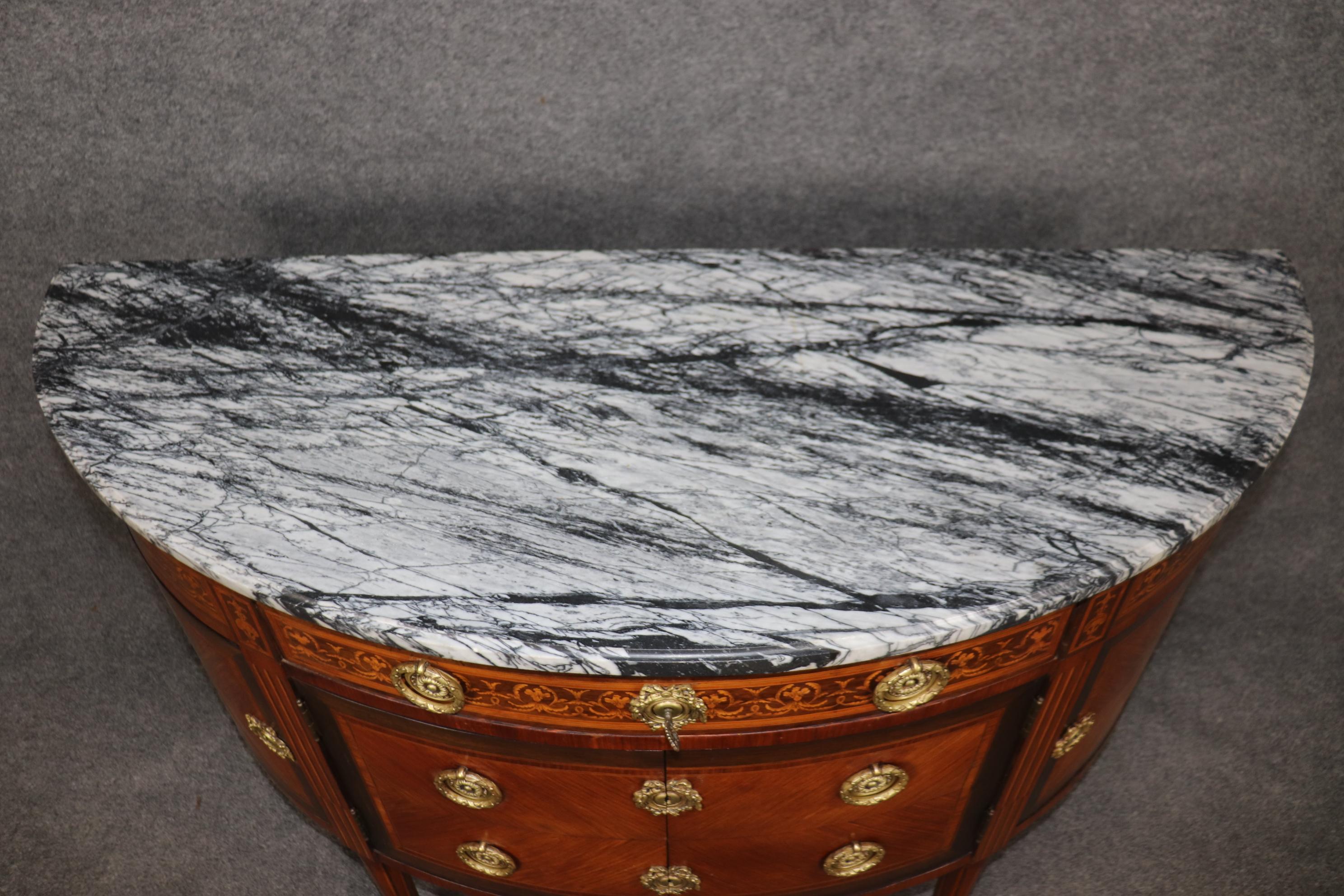 Français Commode Demilune en noyer français marqueté Dessus en marbre français Louis XVI Sideboard en vente