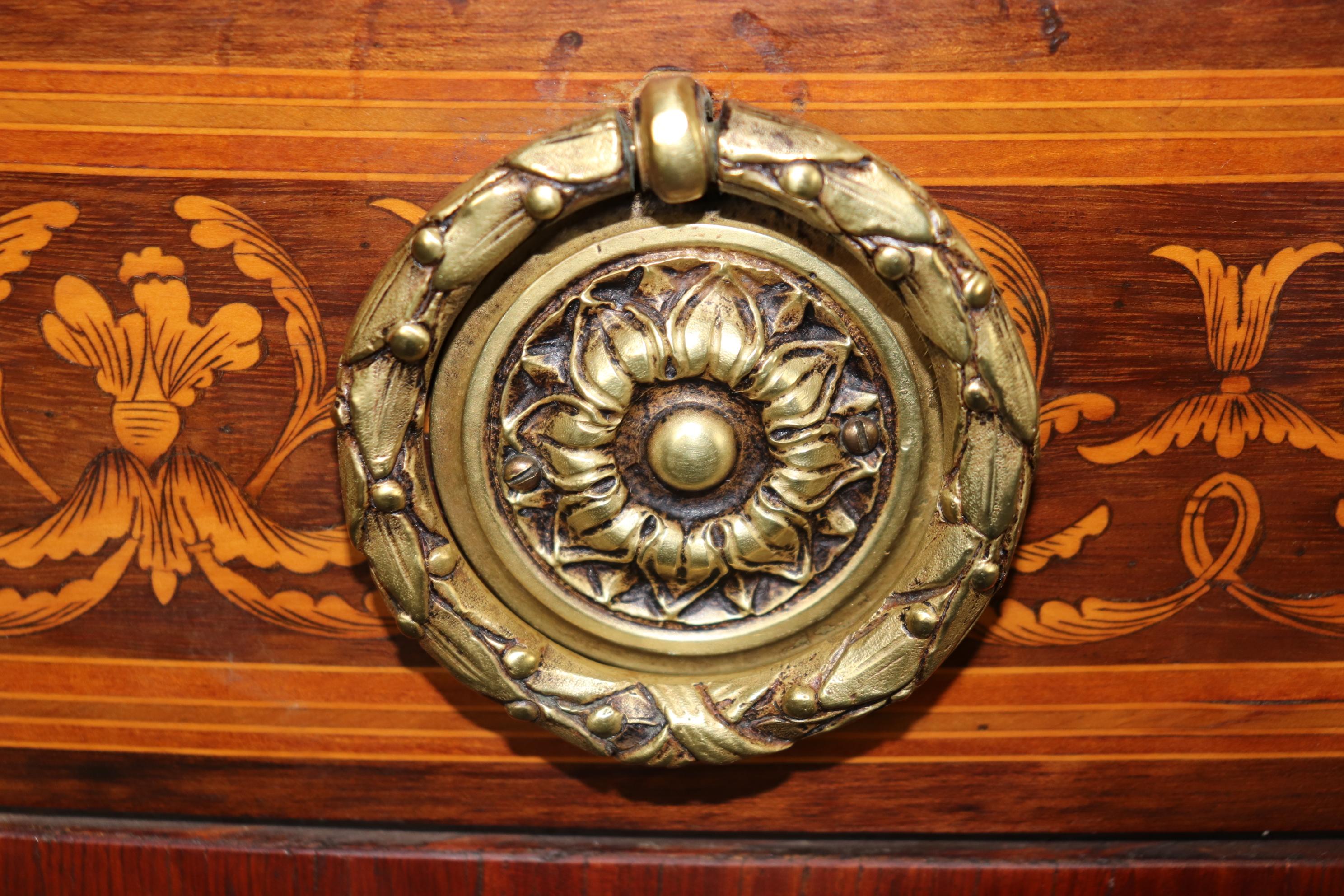 Commode Demilune en noyer français marqueté Dessus en marbre français Louis XVI Sideboard Bon état - En vente à Swedesboro, NJ