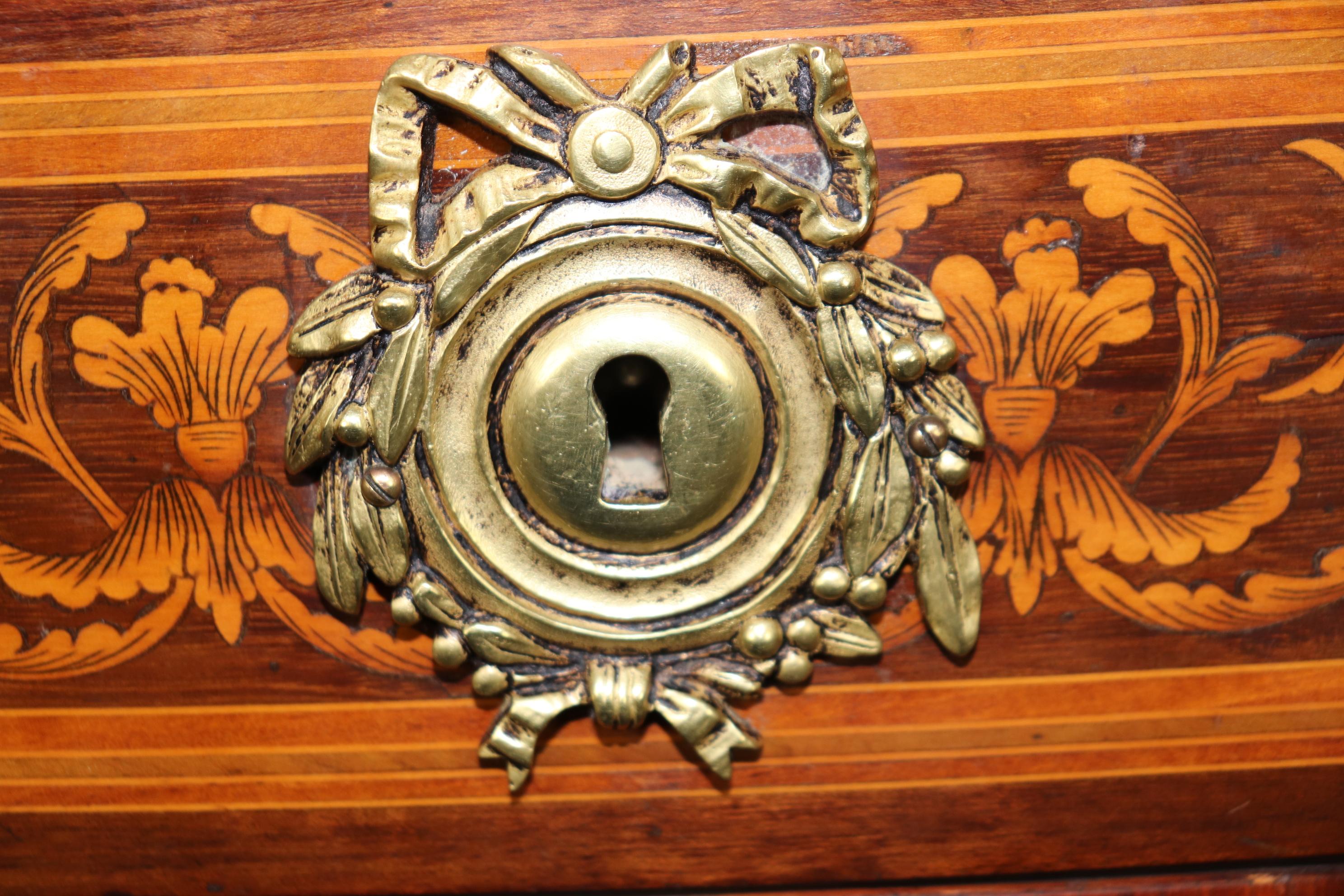 Fin du XIXe siècle Commode Demilune en noyer français marqueté Dessus en marbre français Louis XVI Sideboard en vente