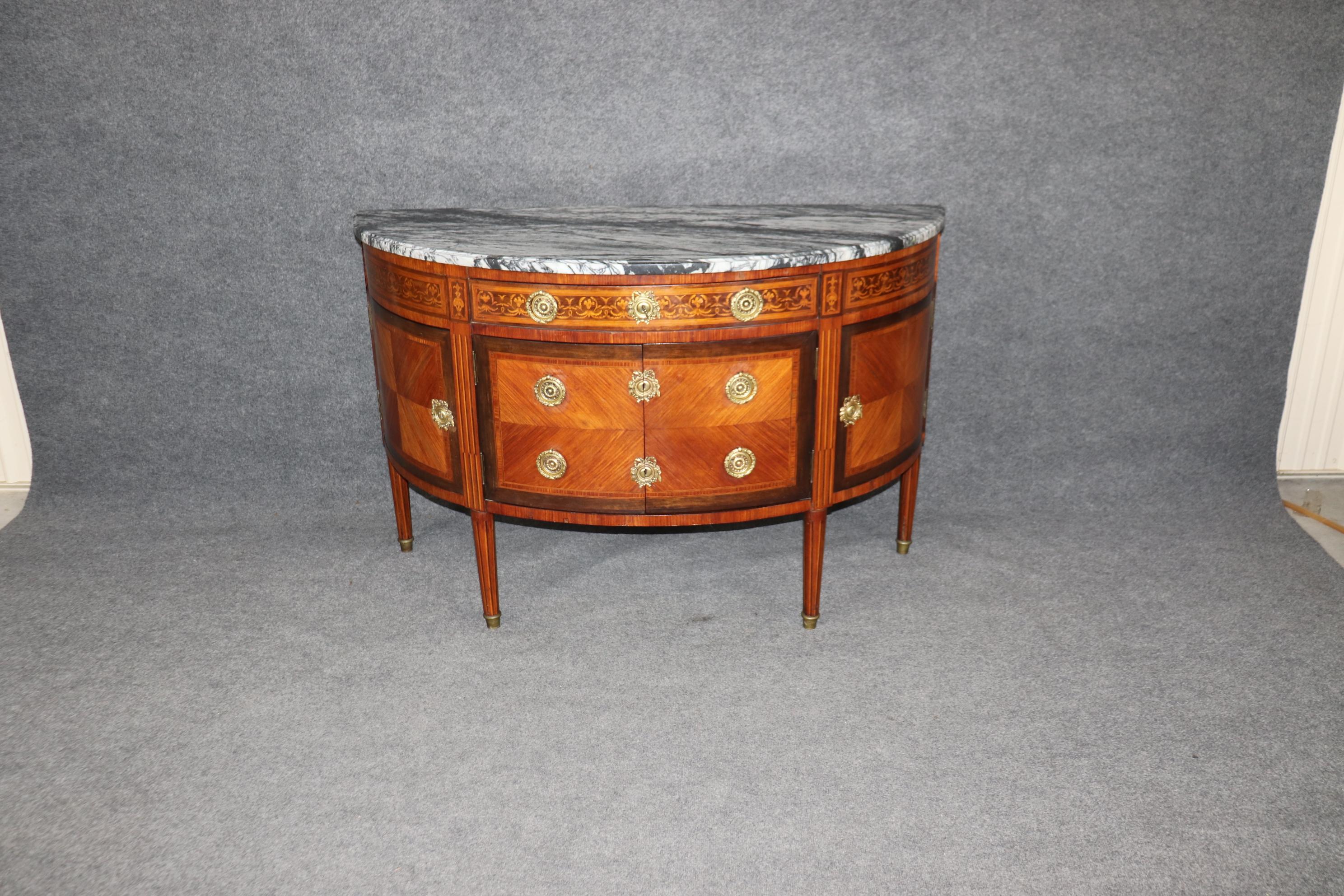 Commode Demilune en noyer français marqueté Dessus en marbre français Louis XVI Sideboard en vente 1