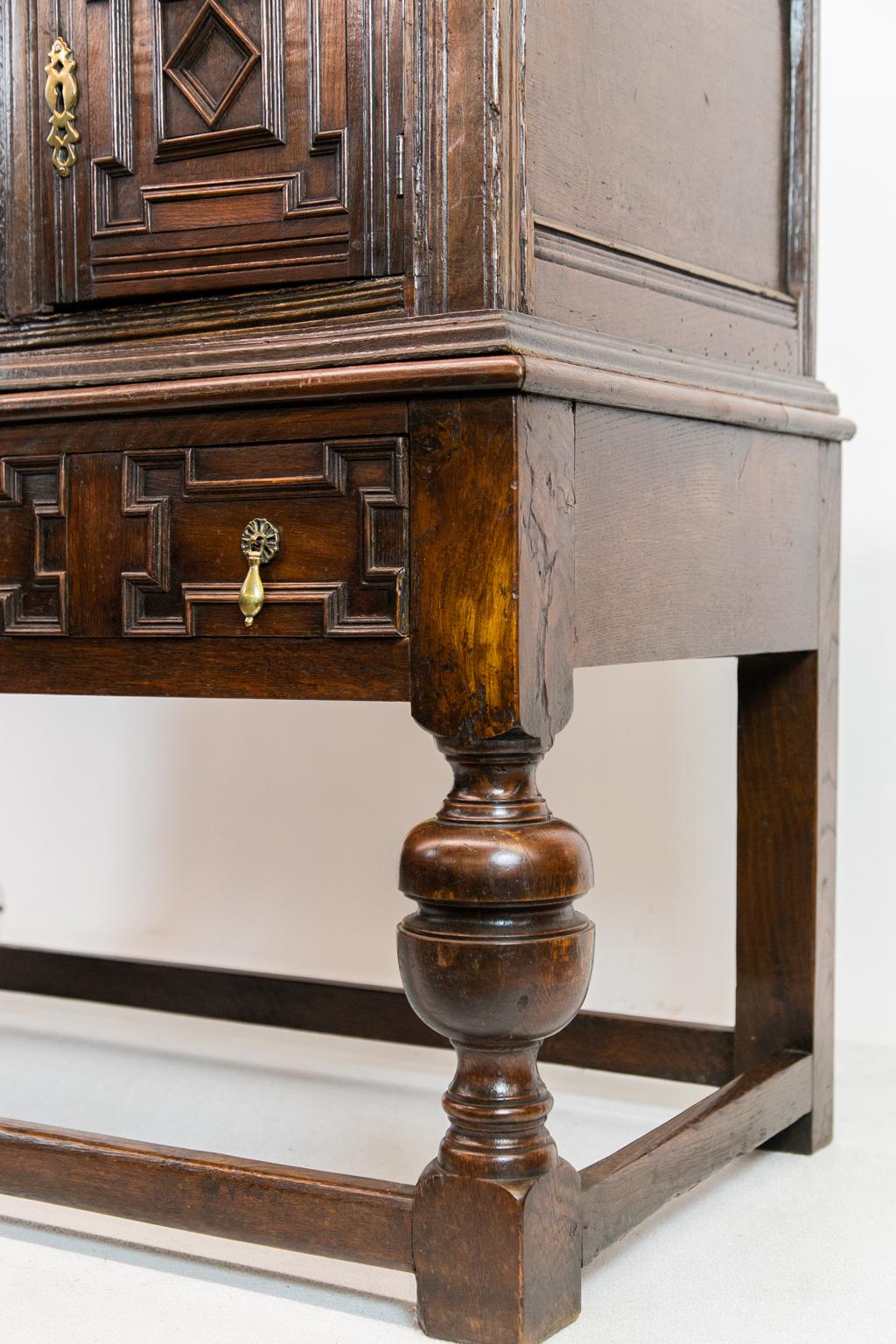 Armoire de cour marquetée et géométrique de style Jacobean en vente 3