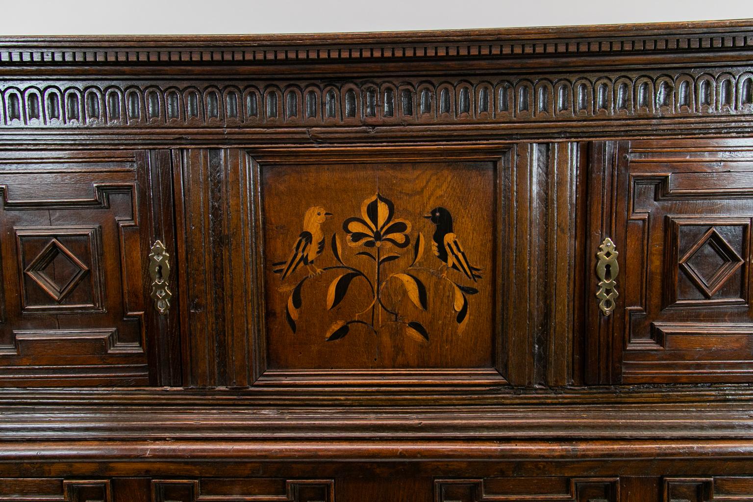 Anglais Armoire de cour marquetée et géométrique de style Jacobean en vente