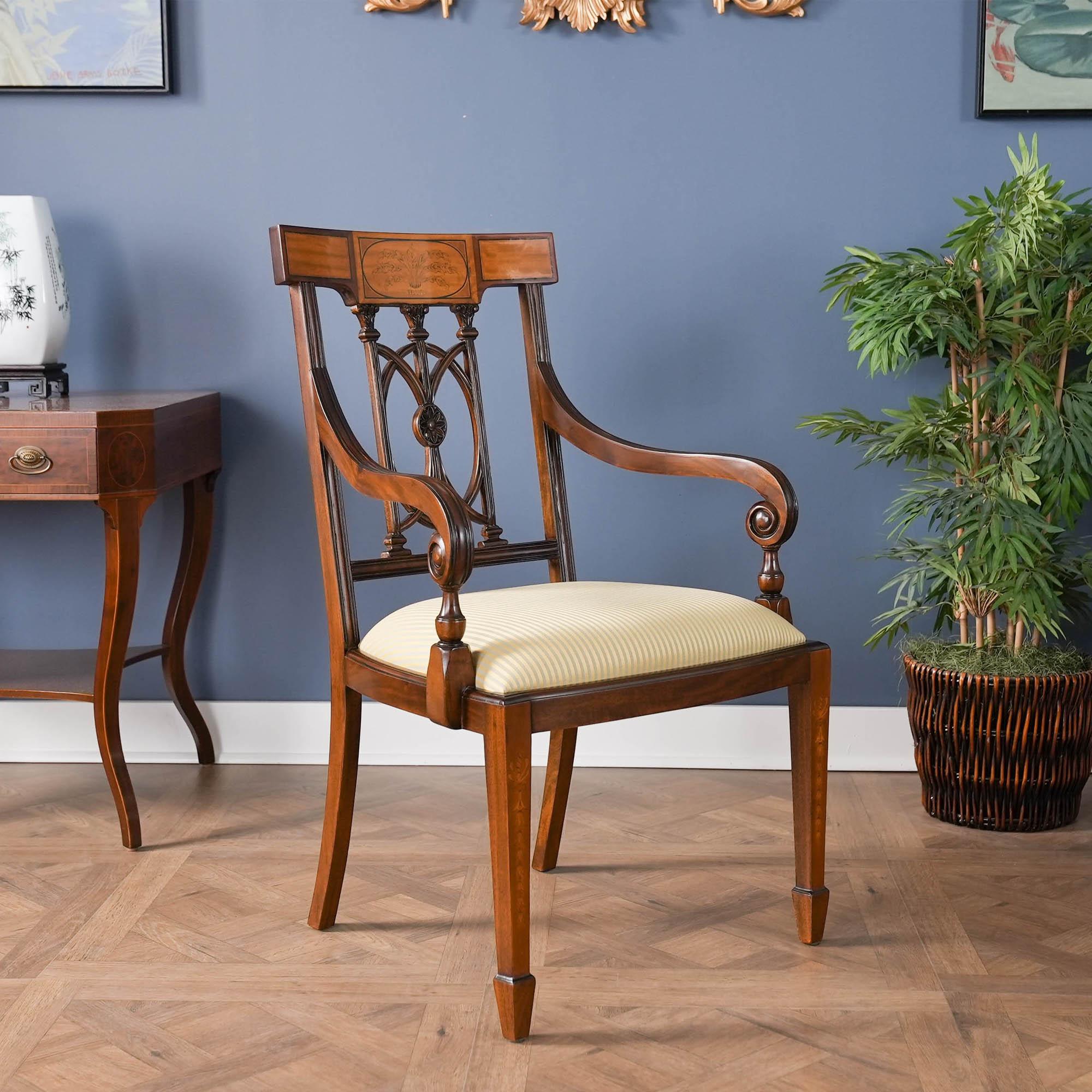 Die eingelegten Hepplewhite-Stühle, bestehend aus einem Satz von zehn Stühlen mit 2 Sesseln und 8 Beistellstühlen. Jeder Stuhl ist mit handgefertigten Intarsien über der Kammleiste und Glockenblumenintarsien entlang der Vorderbeine verziert, was