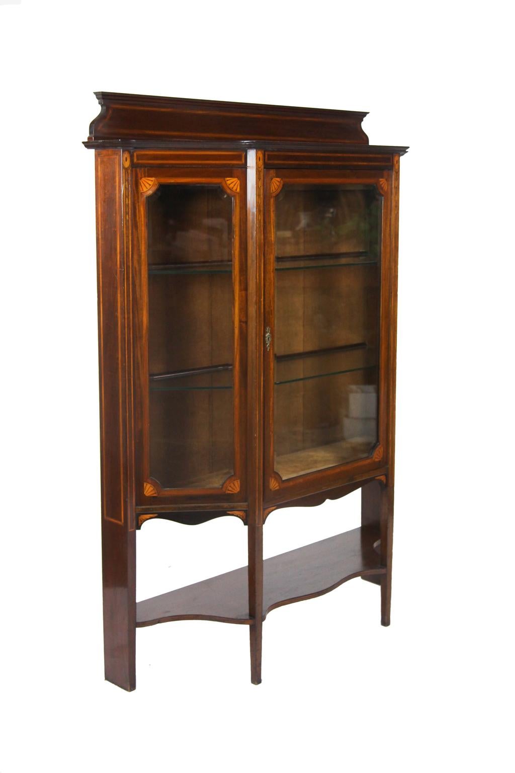 Inlaid Hepplewhite Style Display Cabinet In Good Condition For Sale In Wilson, NC