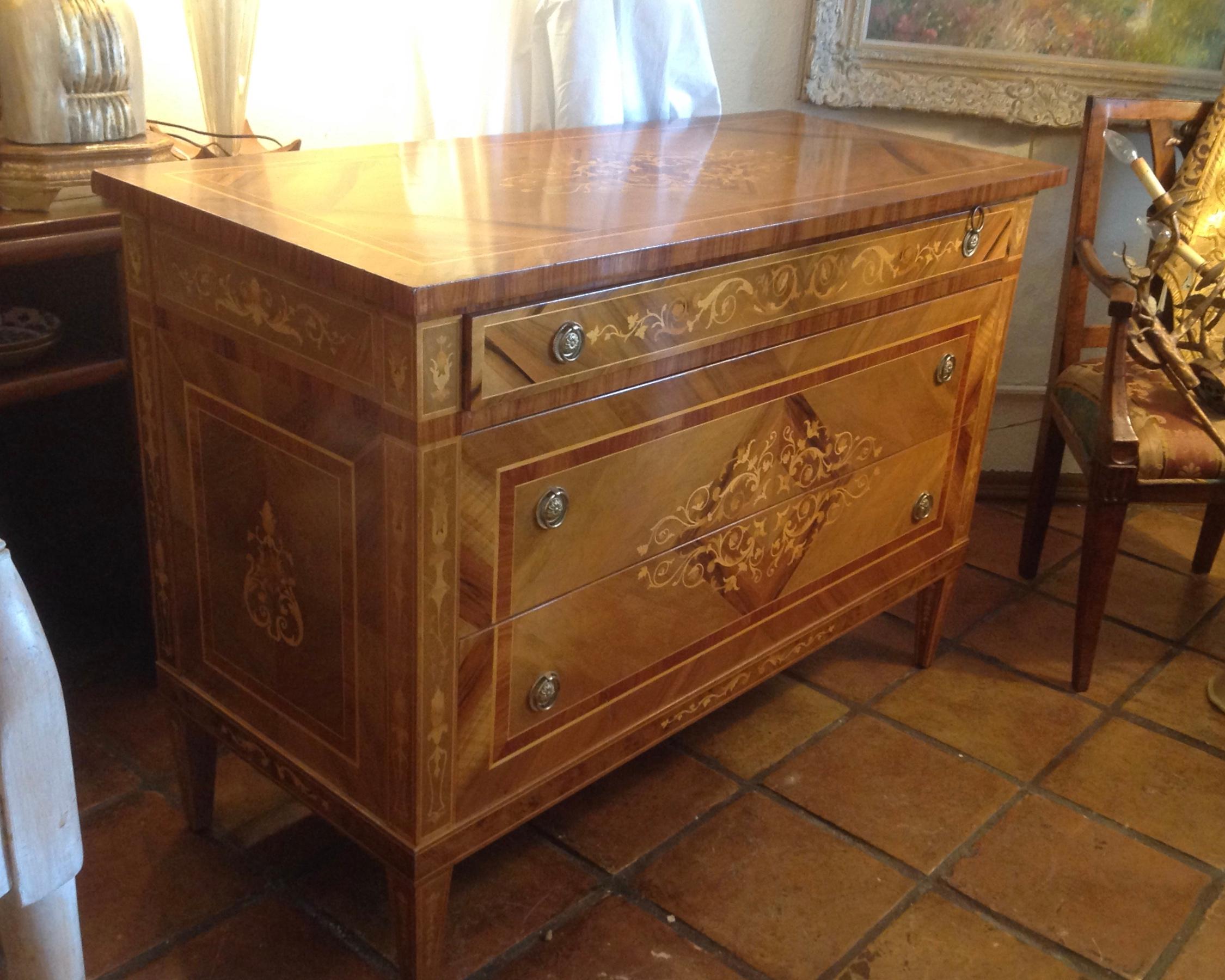 A fine and generously scaled commode. Fashioned in the Sorrento style with elaborate
inlays and contrasting veneers. Exquisite quality and details thru out. Nicely finished
drawer interiors.