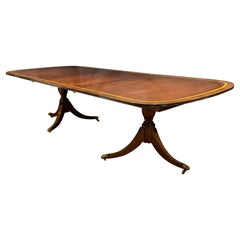 Table de salle à manger à double piédestal en acajou marqueté avec deux rallonges